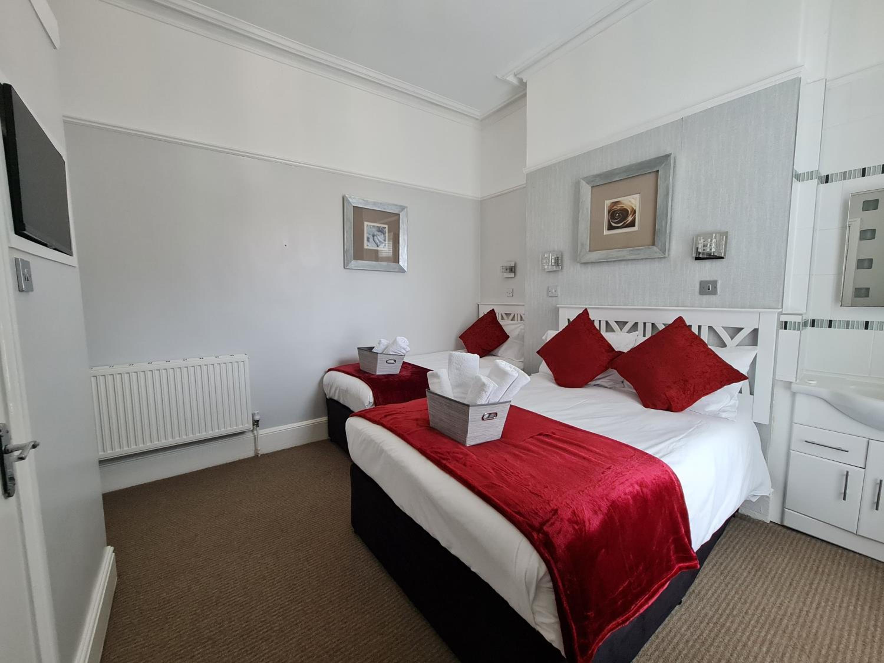 Room1 - Ground Floor - En-suite Twin / Double Room photo 1