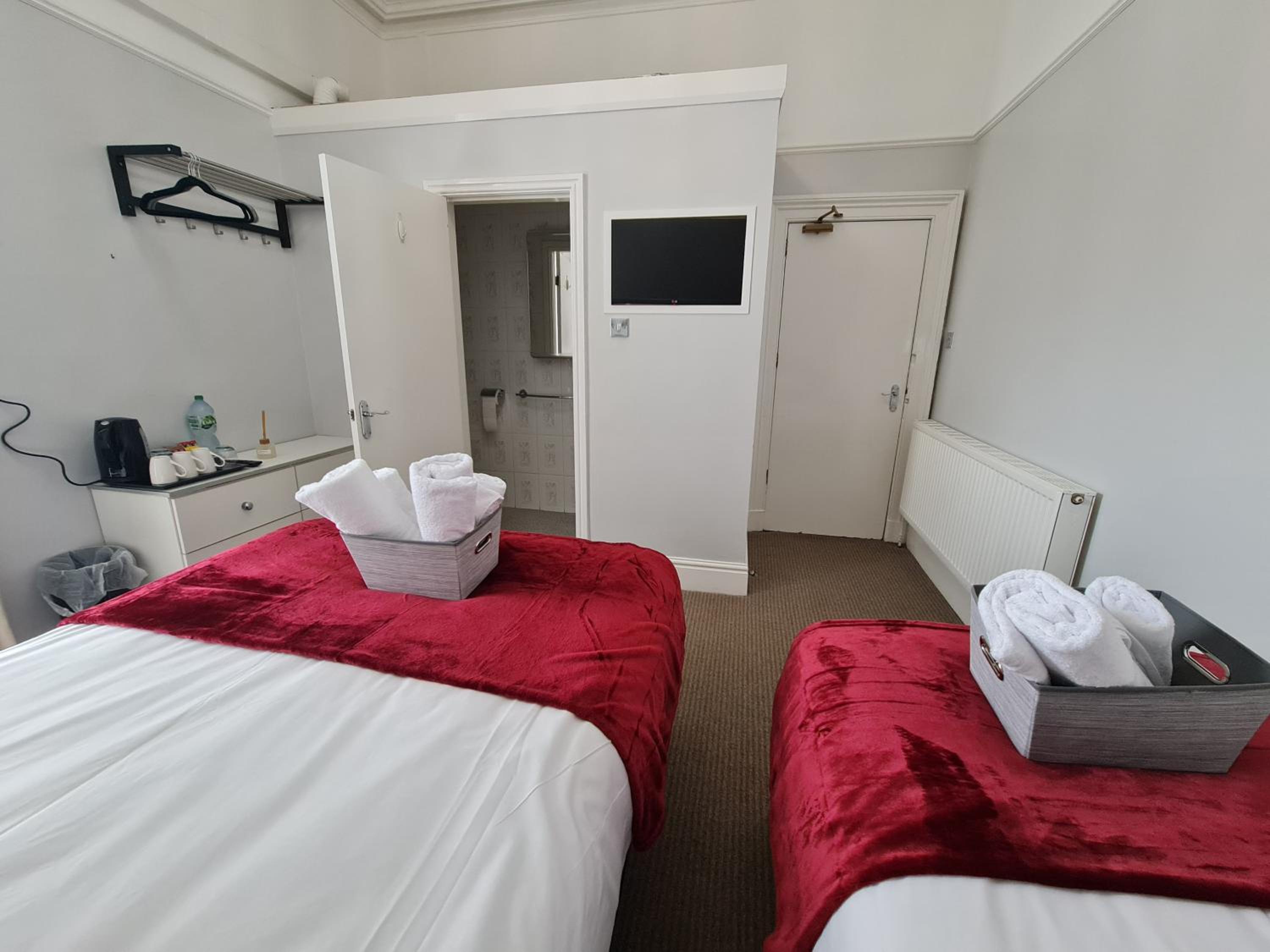 Room1 - Ground Floor - En-suite Twin / Double Room photo 2