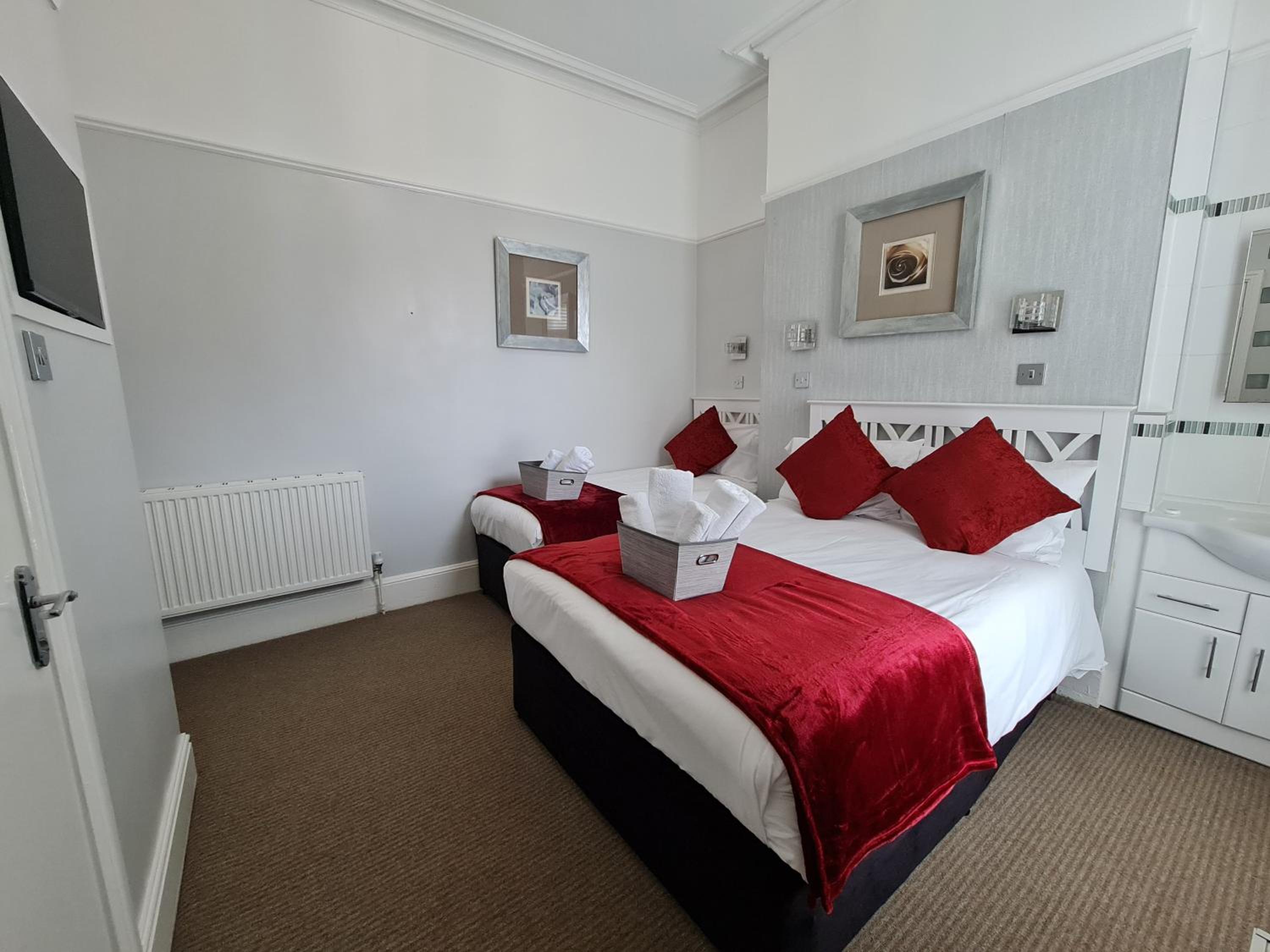 Room1 - Ground Floor - En-suite Twin / Double Room photo 3