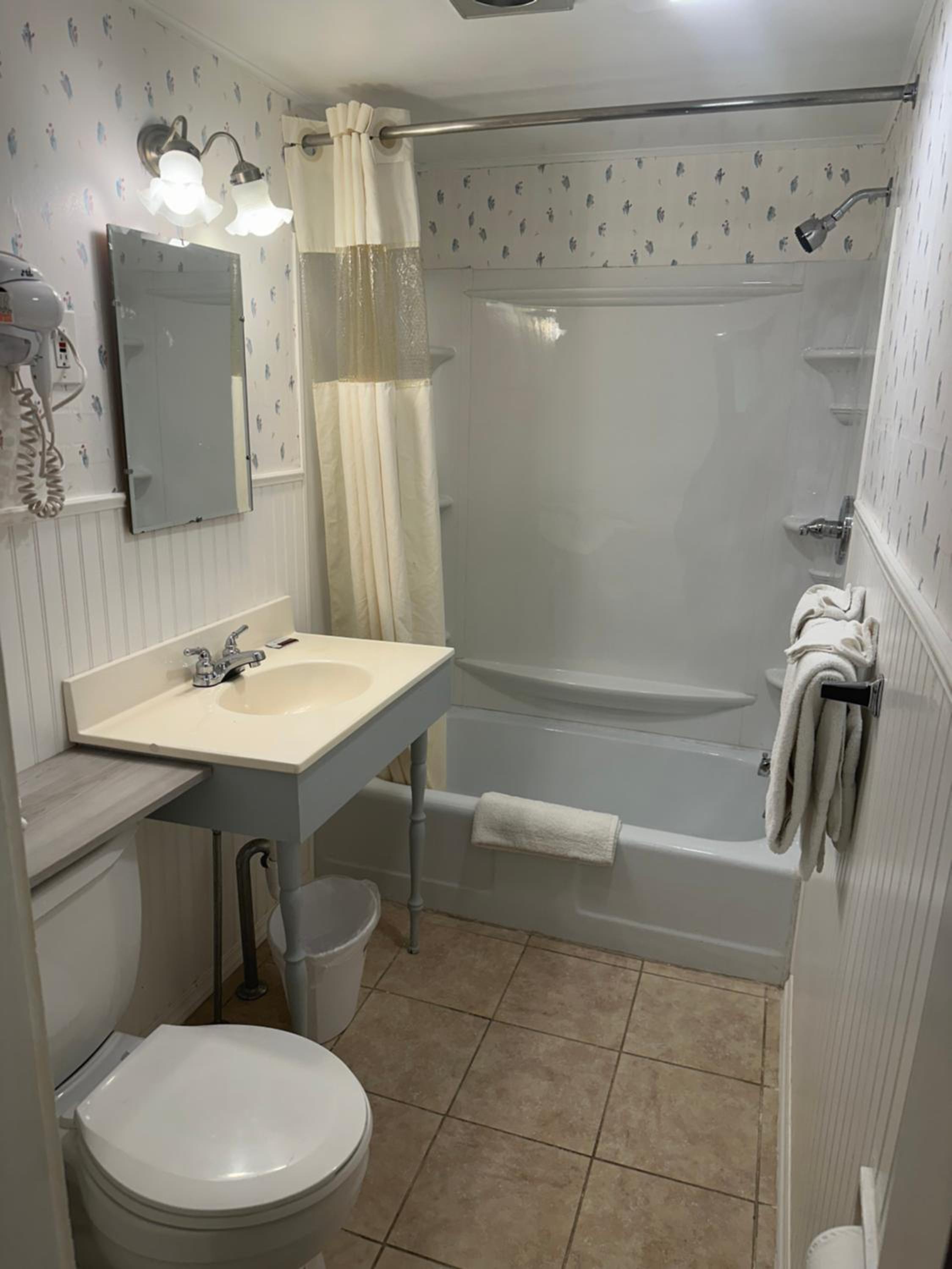 Deluxe Queen Room - Photo 4