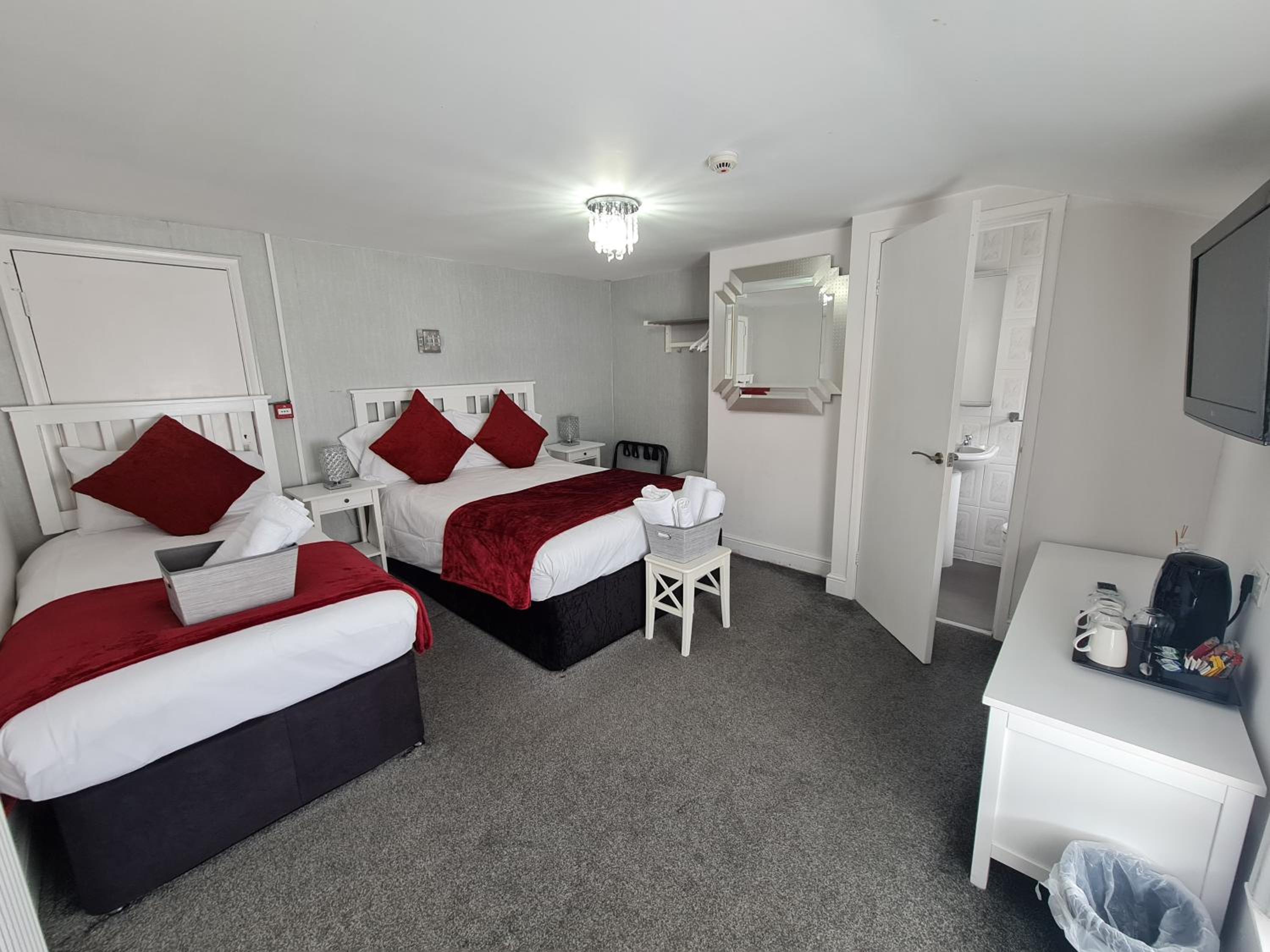 Room 8 - Second Floor - Family En-suite Room photo 1