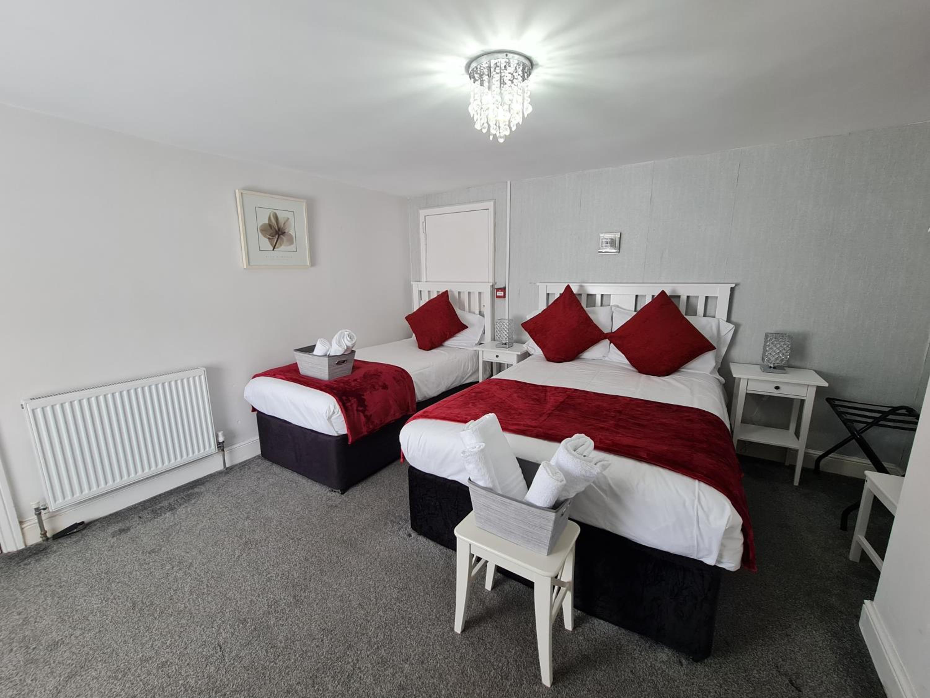 Room 8 - Second Floor - Family En-suite Room photo 3