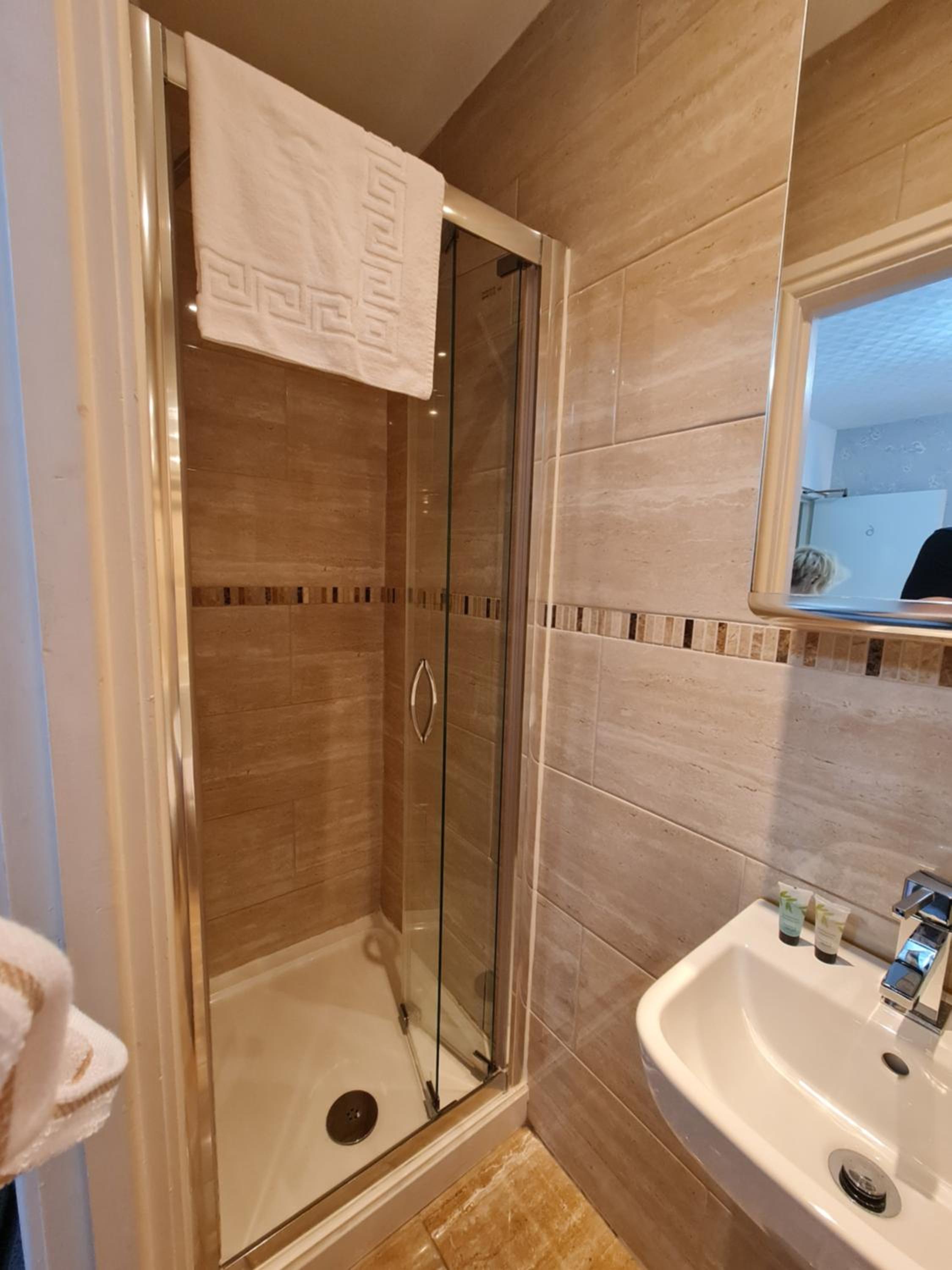 Room 7 - Second Floor - Small Double En-suite Room photo 2