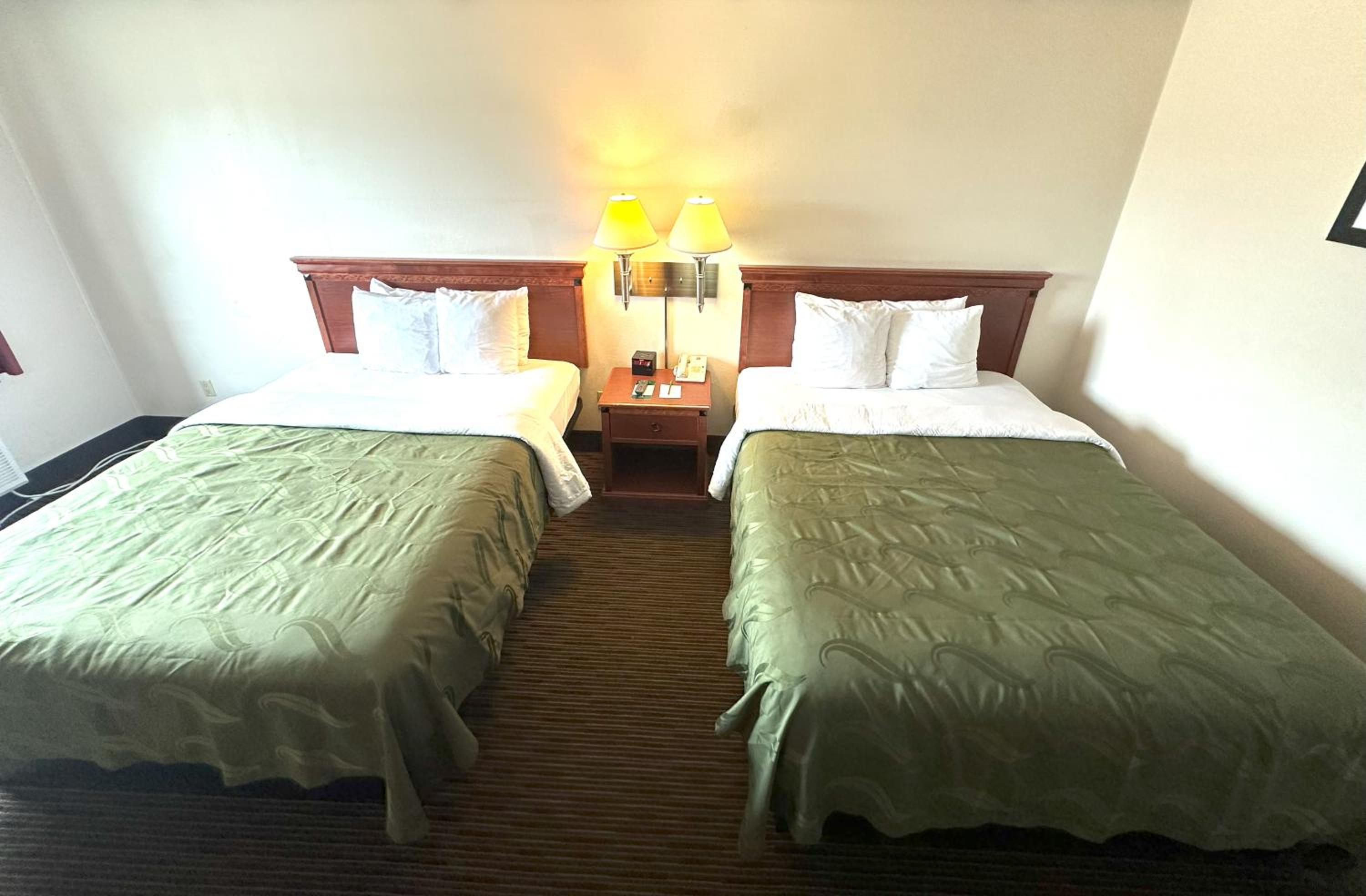 Standard Queen Room with Two Queen Beds - Non-Smoking - Photo 5