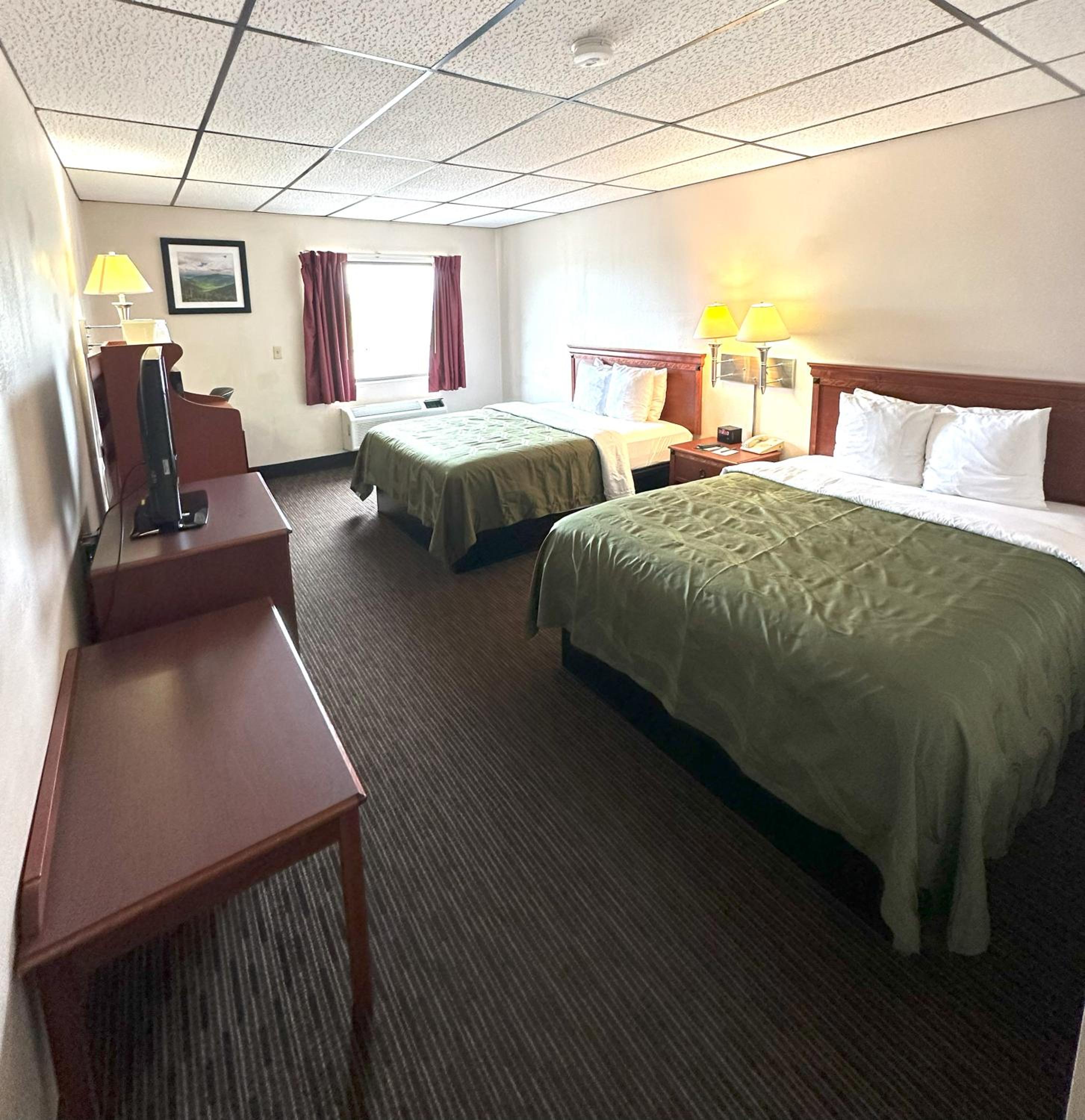 Standard Queen Room with Two Queen Beds - Non-Smoking - Photo 6