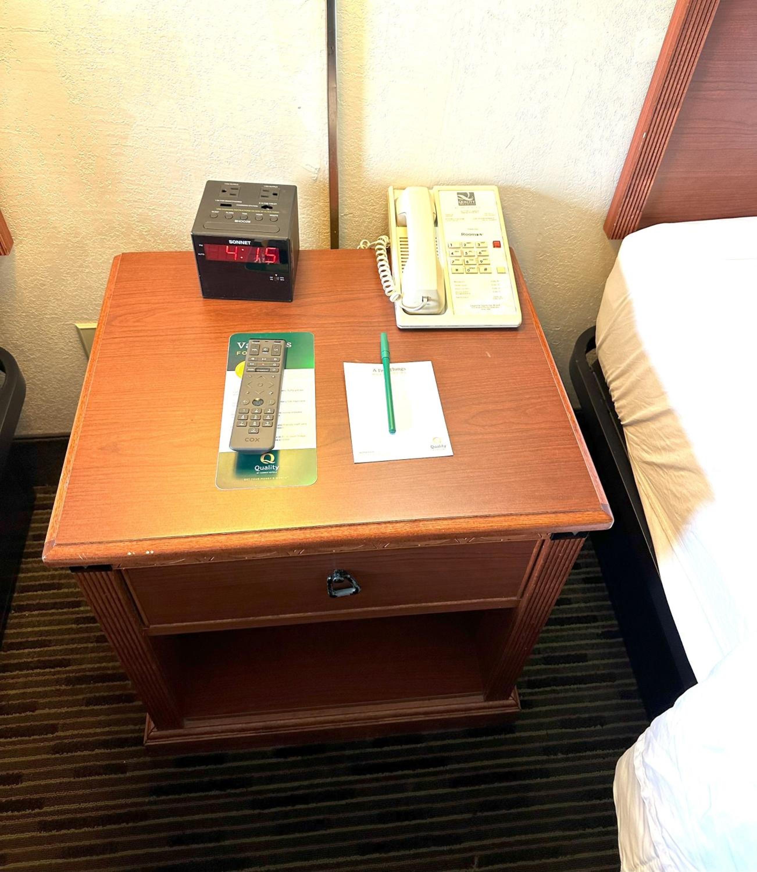 Standard Queen Room with Two Queen Beds - Non-Smoking - Photo 2