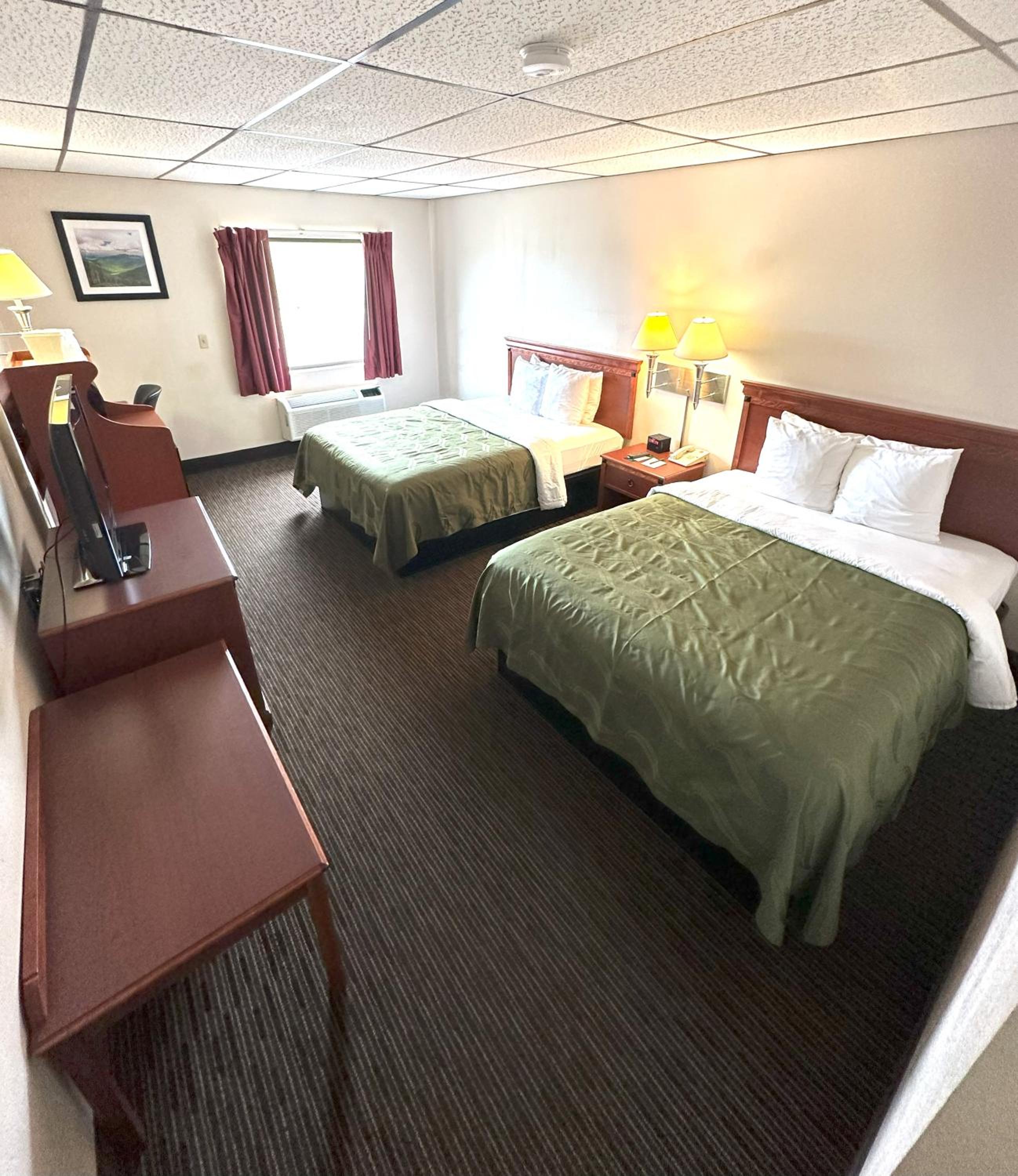 Standard Queen Room with Two Queen Beds - Non-Smoking - Photo 3