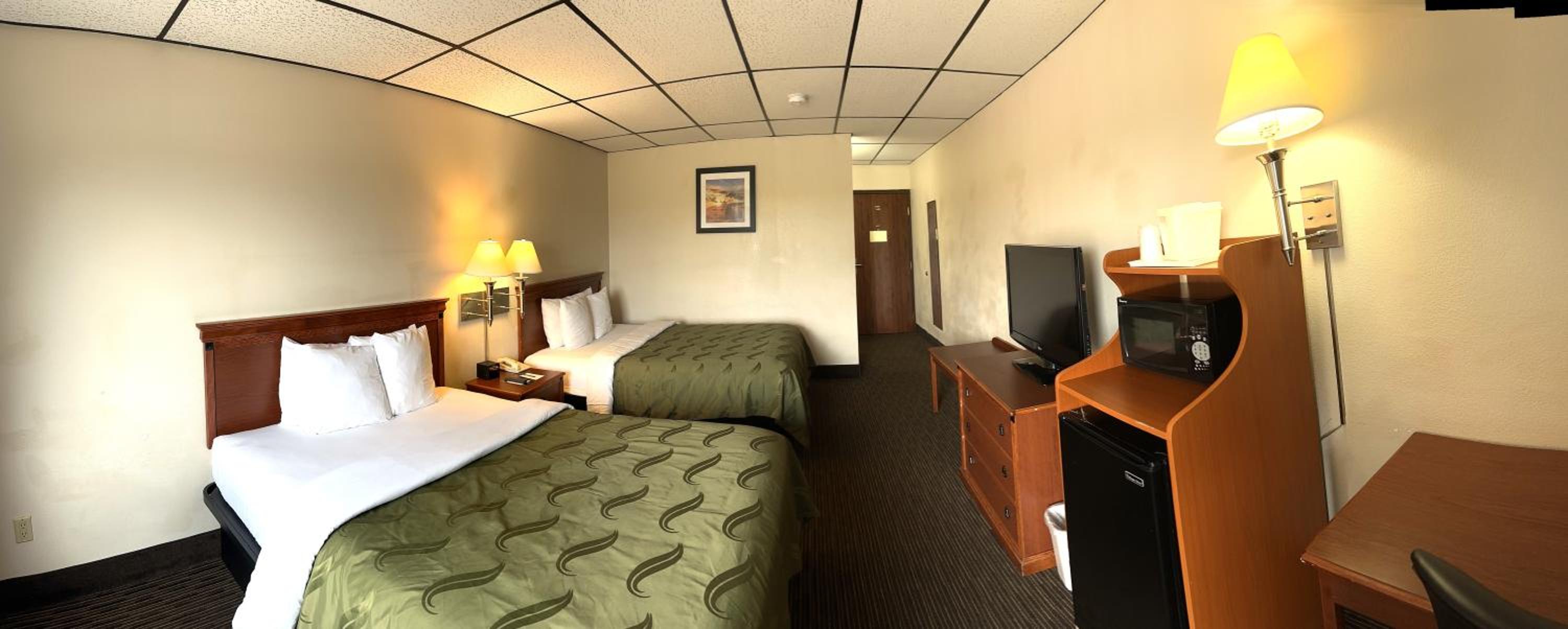 Standard Queen Room with Two Queen Beds - Non-Smoking - Photo 4