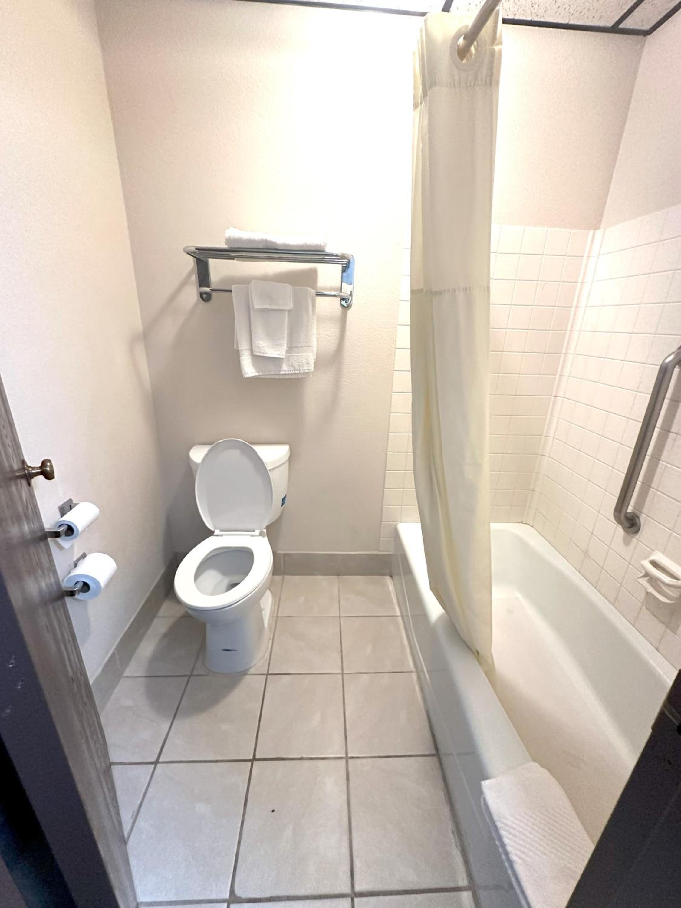 King Room - Non-Smoking - Photo 2