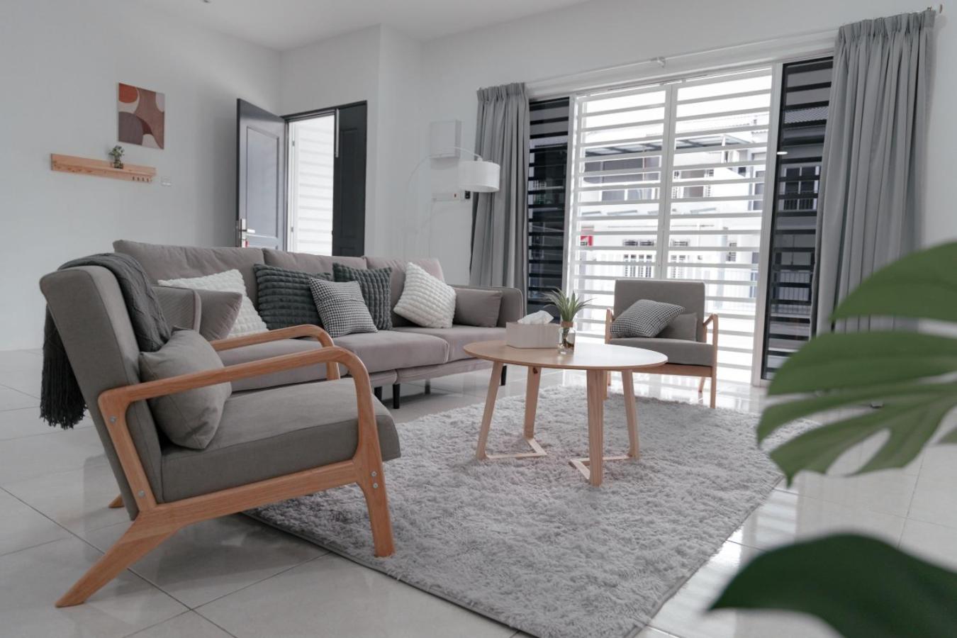Five-Bedroom House photo 1