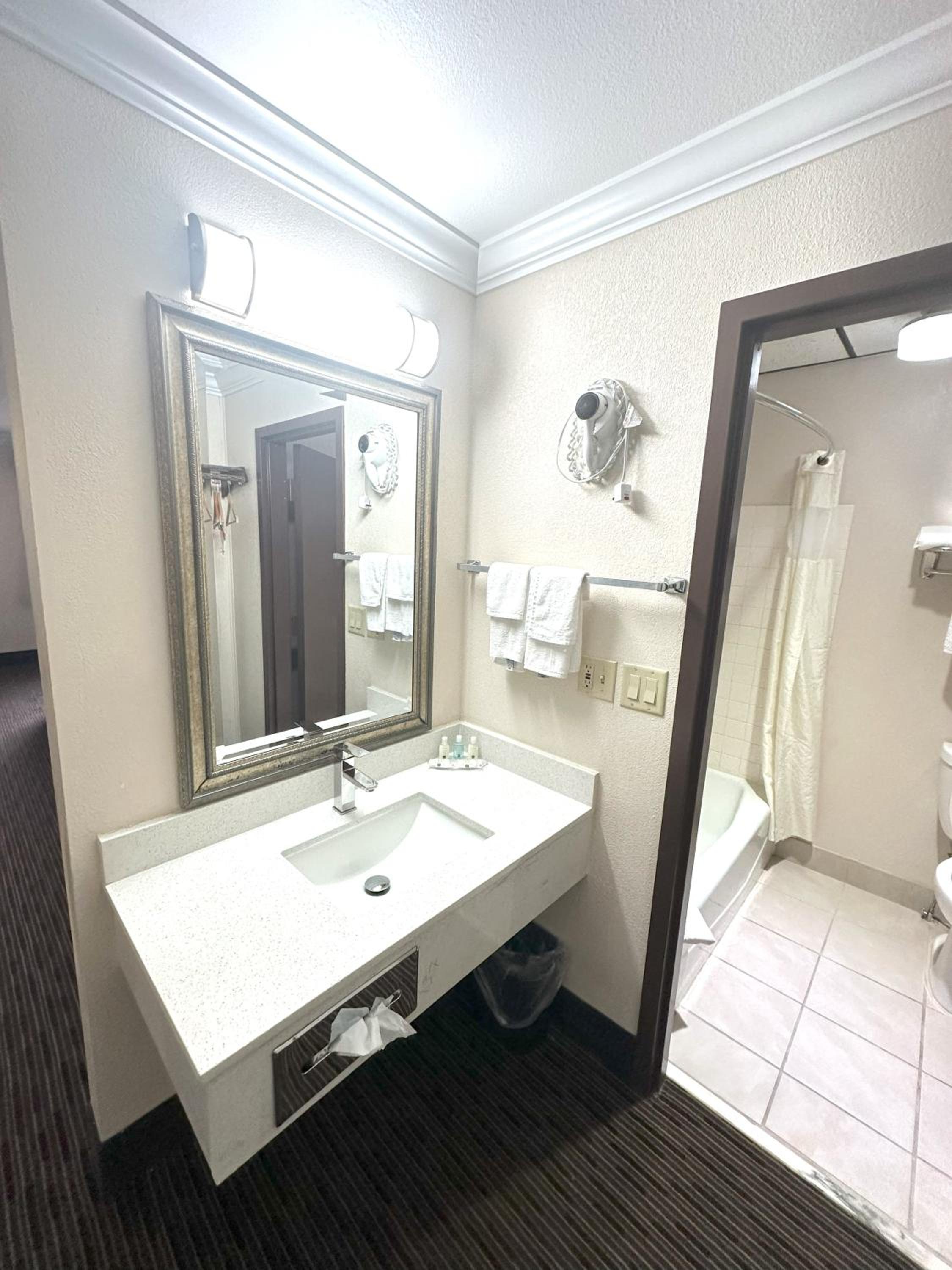 Queen Suite With Two Queen Beds - Non-Smoking - Photo 2