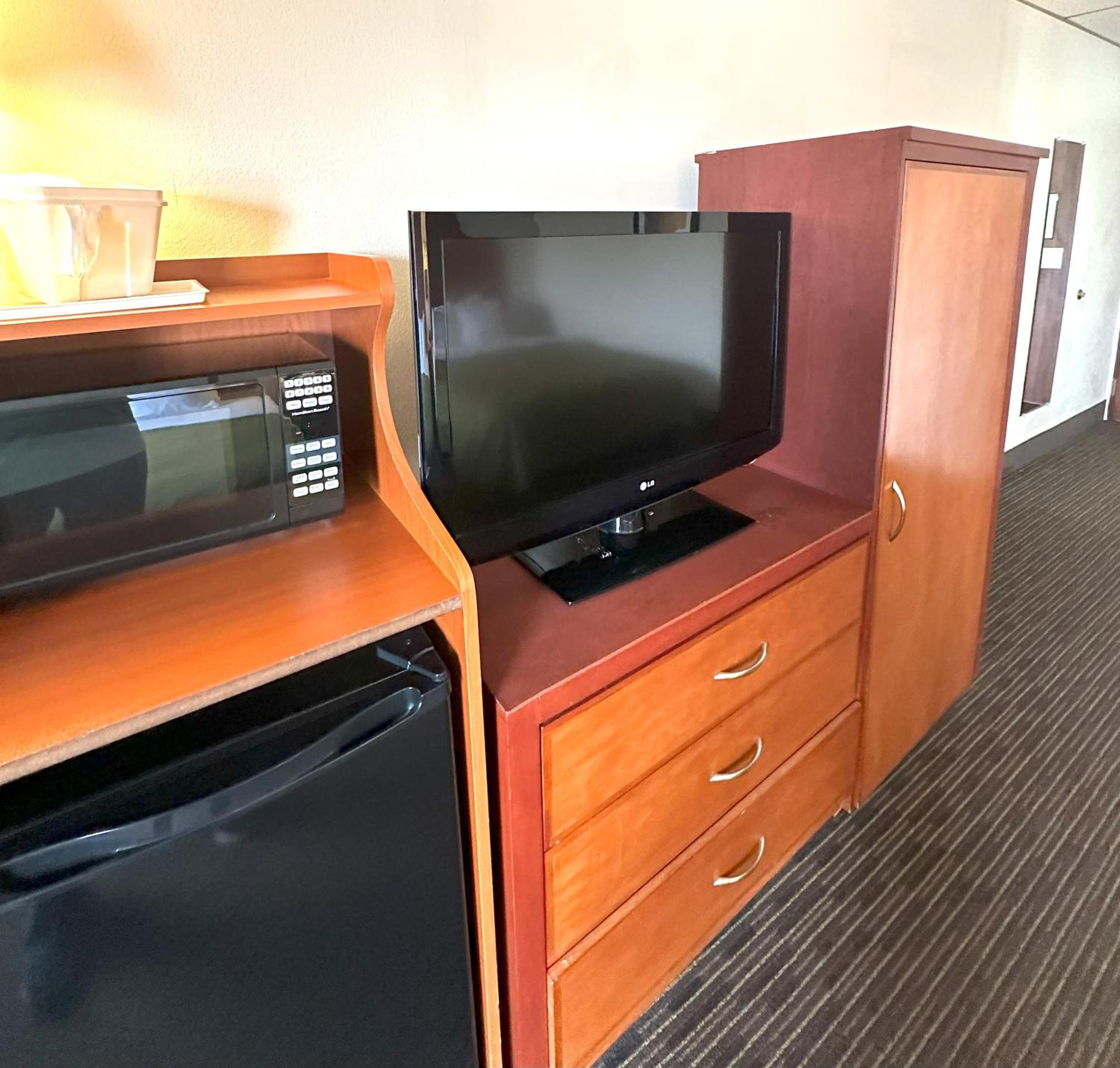 Queen Room with Two Queen Beds - Accessible/Non-Smoking  - Photo 8