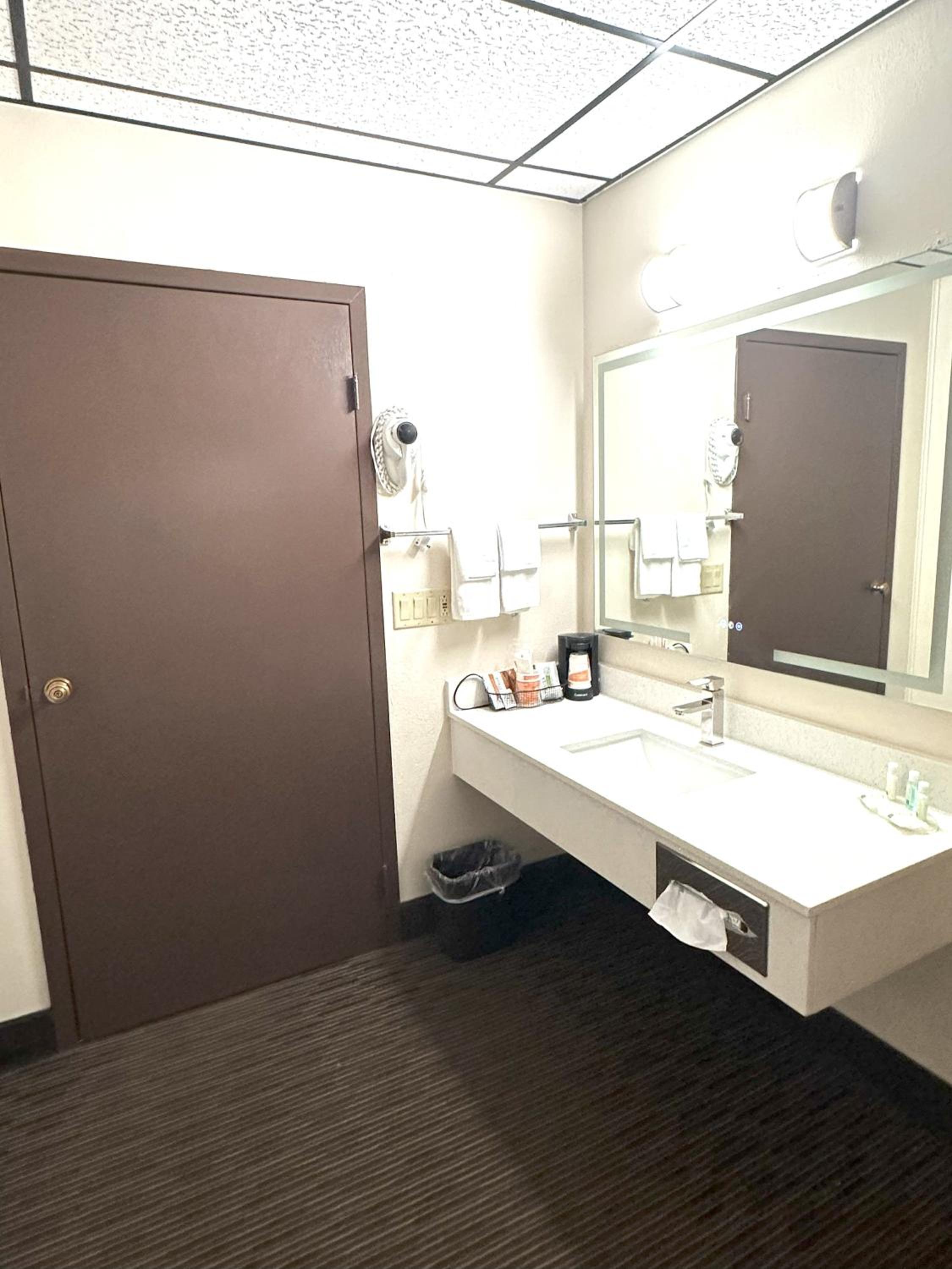 Queen Room with Two Queen Beds - Accessible/Non-Smoking  - Photo 7