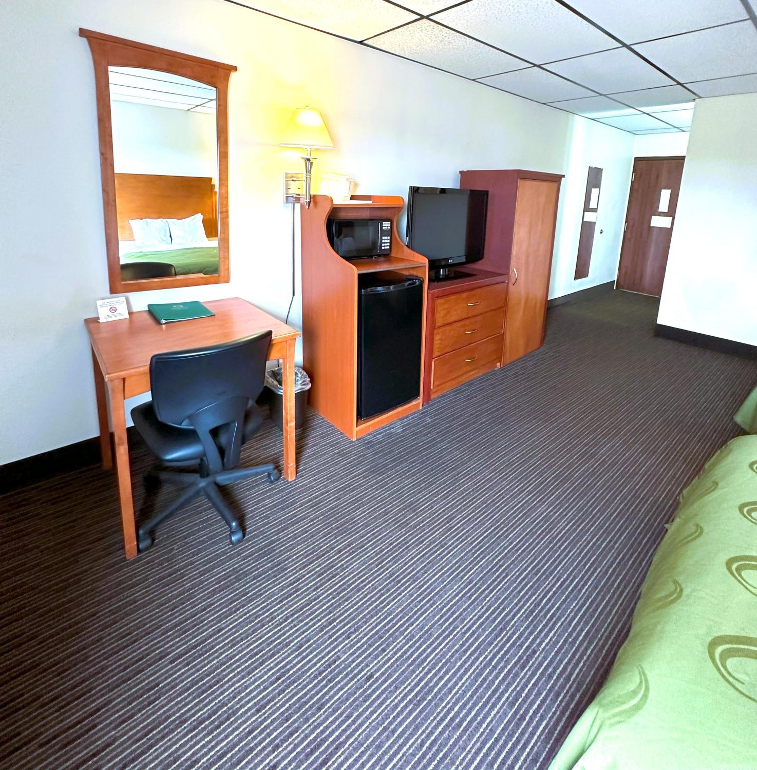 Queen Room with Two Queen Beds - Accessible/Non-Smoking  - Photo 3