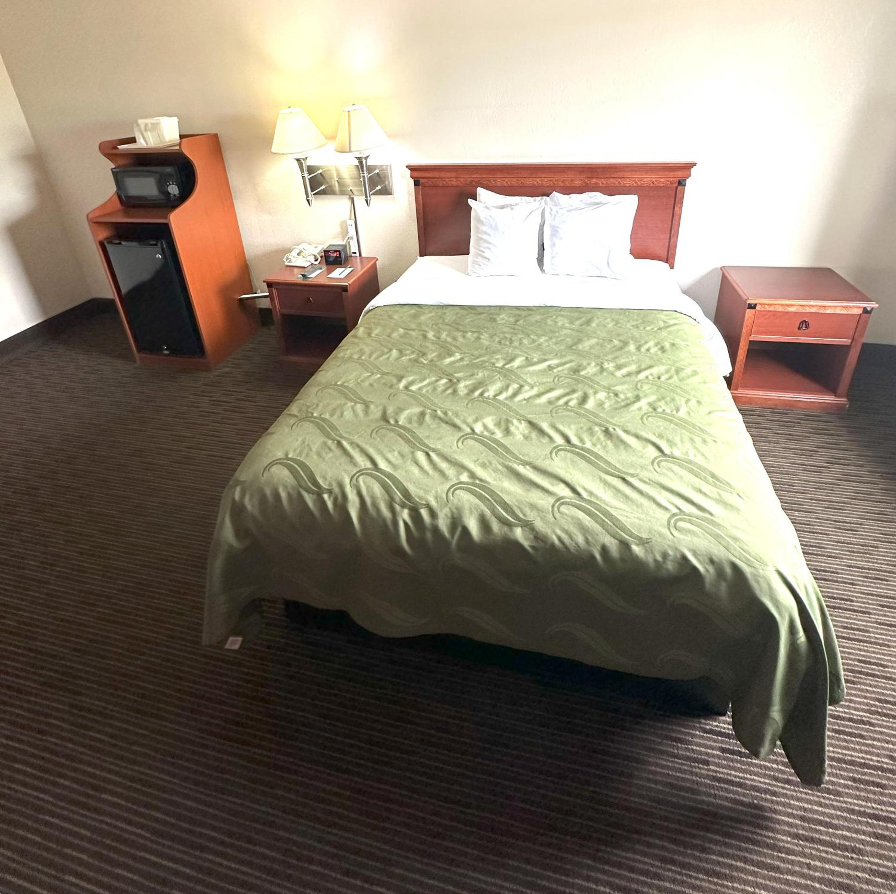 Queen Room - Non-Smoking - Photo 6