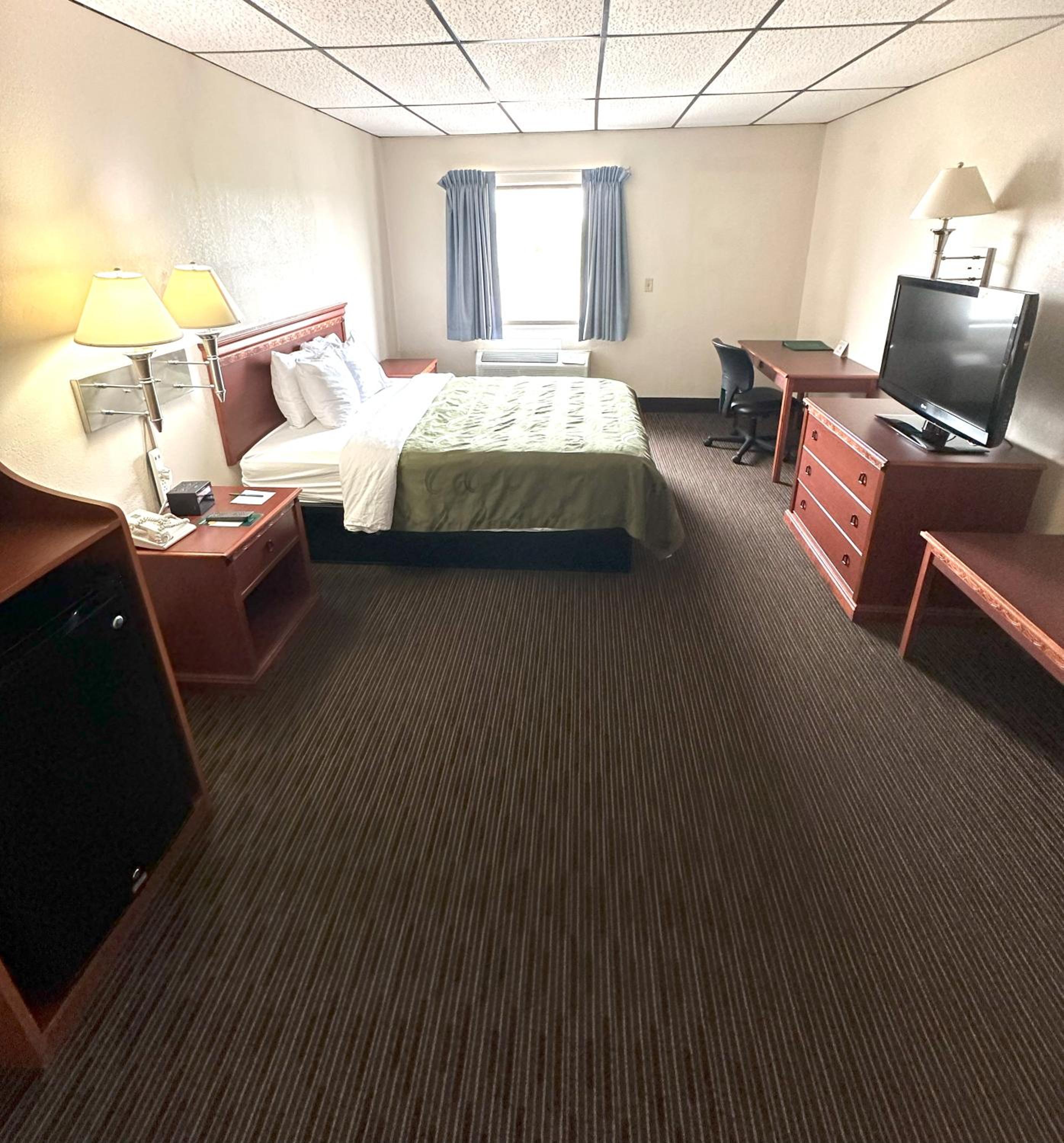 Queen Room - Non-Smoking - Photo 1