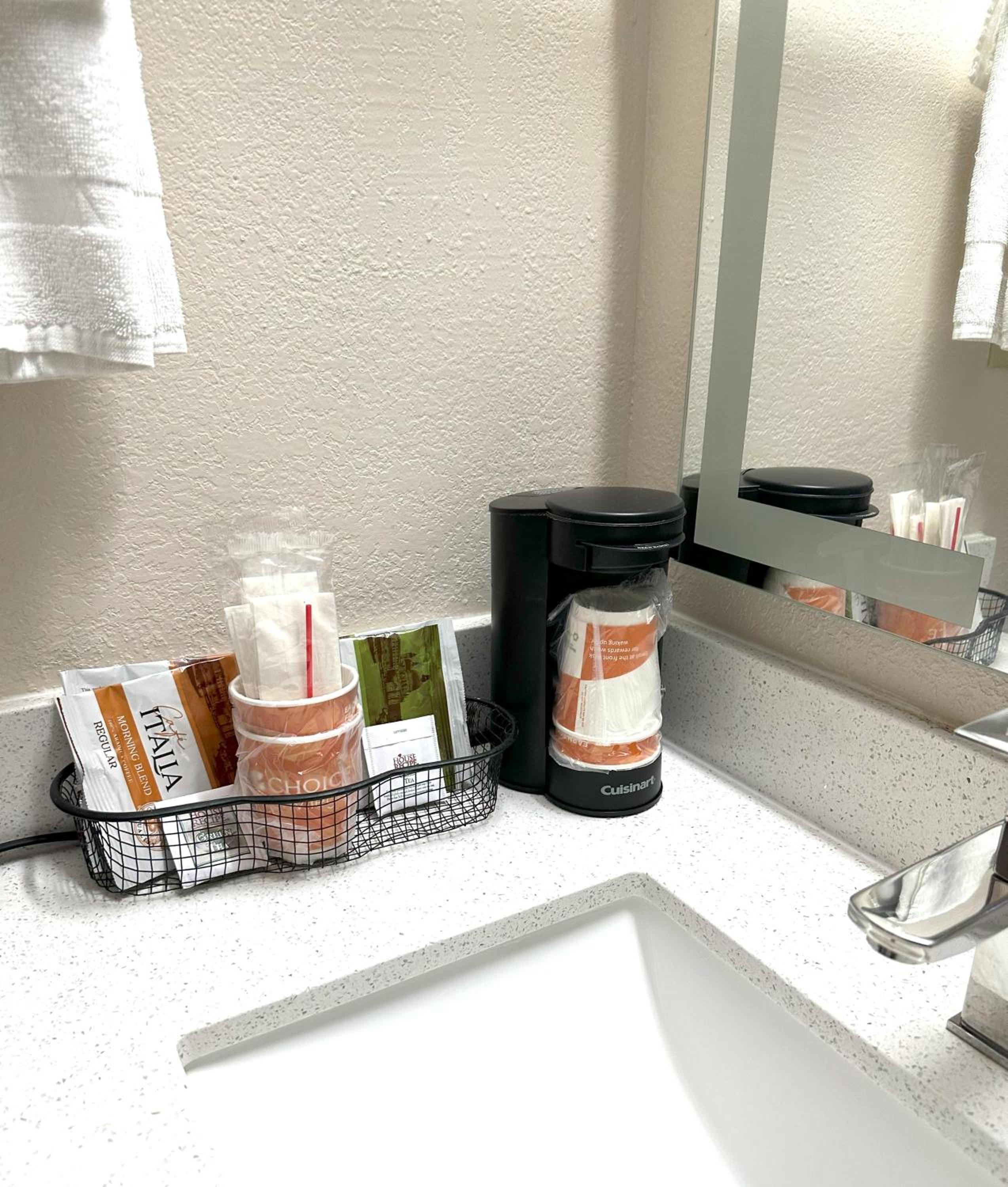 Queen Room - Non-Smoking - Photo 2