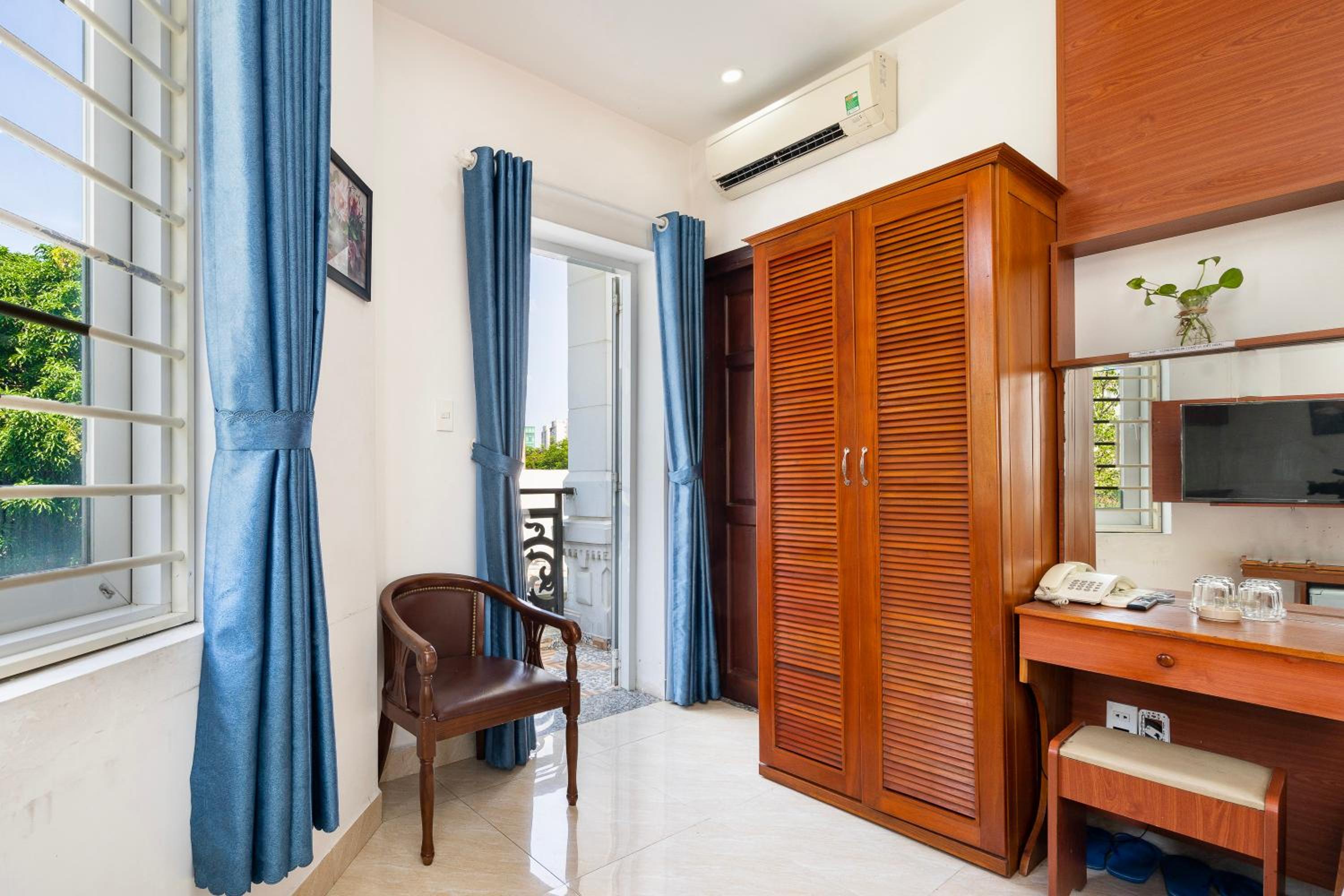 Queen Room with Balcony photo 1