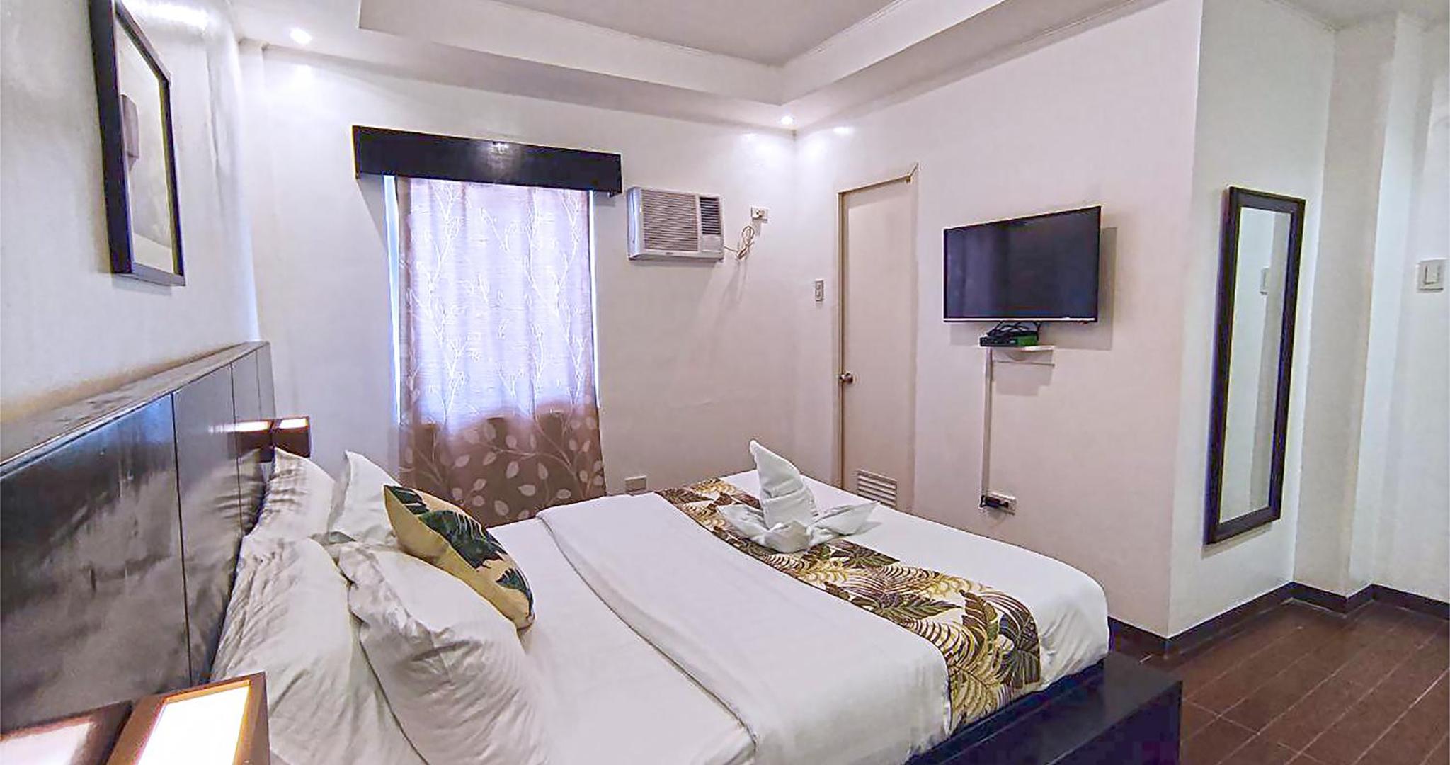 Queen Room with Pool View - Photo 12