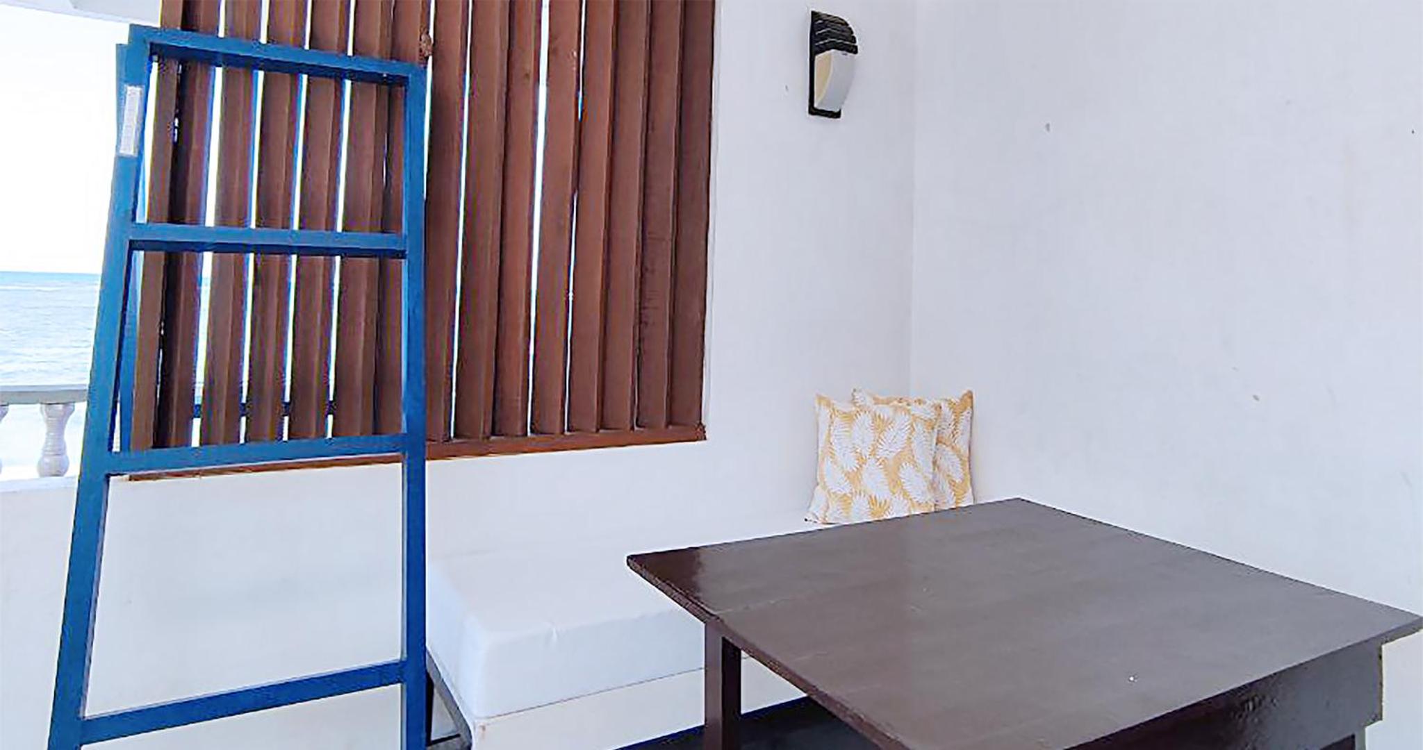 Queen Room with Pool View - Photo 11