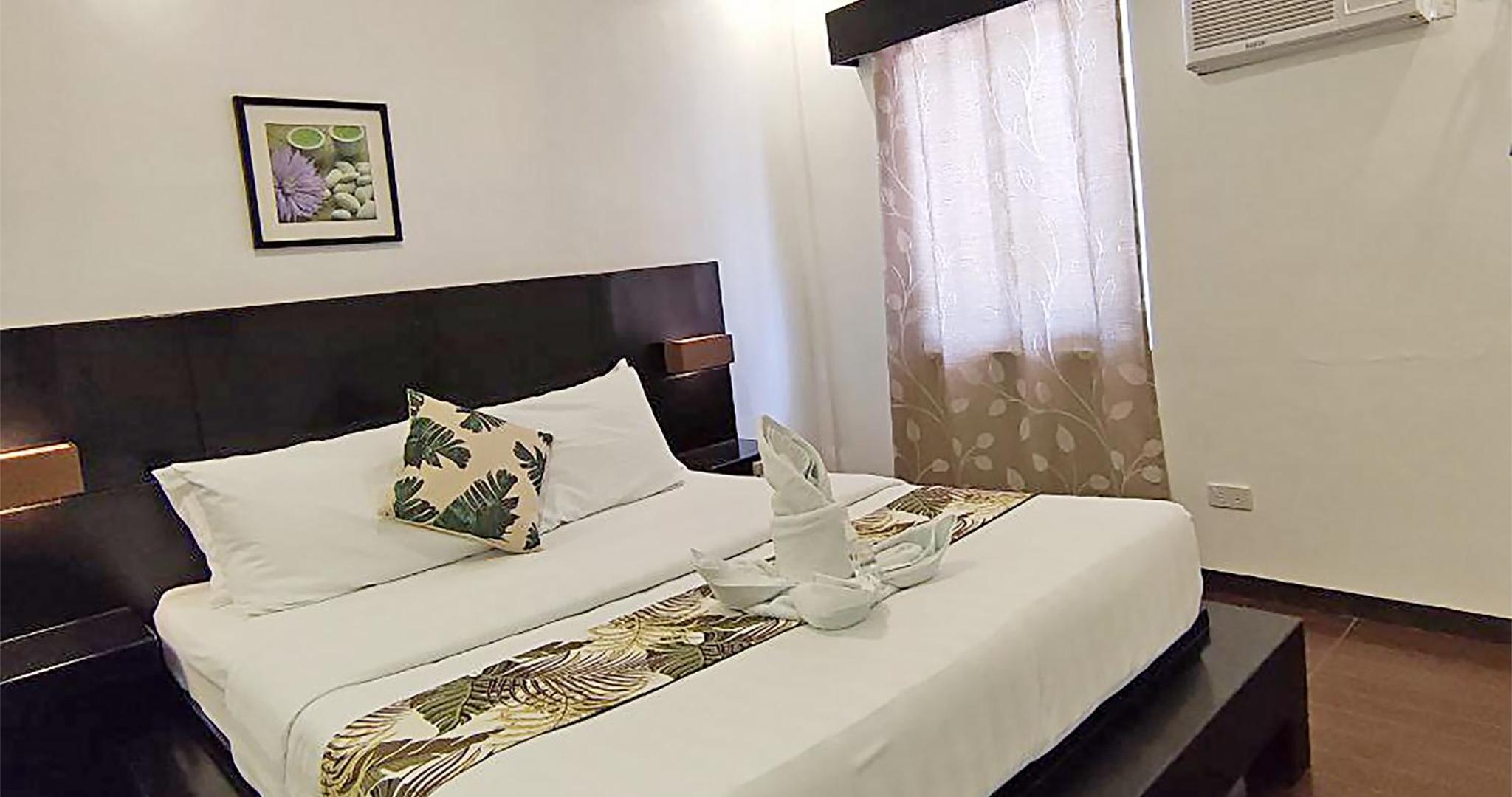 Queen Room with Pool View - Photo 3