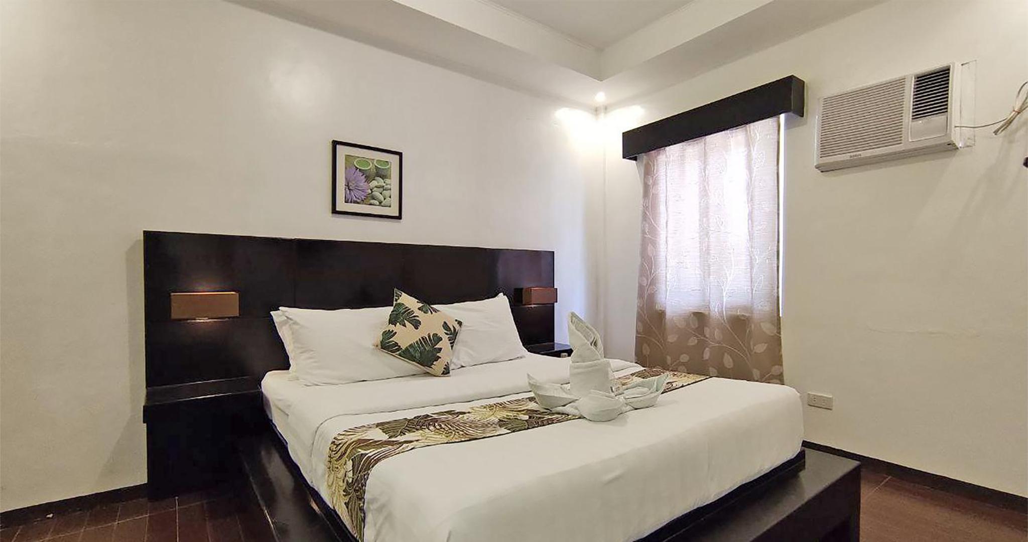 Queen Room with Pool View - Photo 4