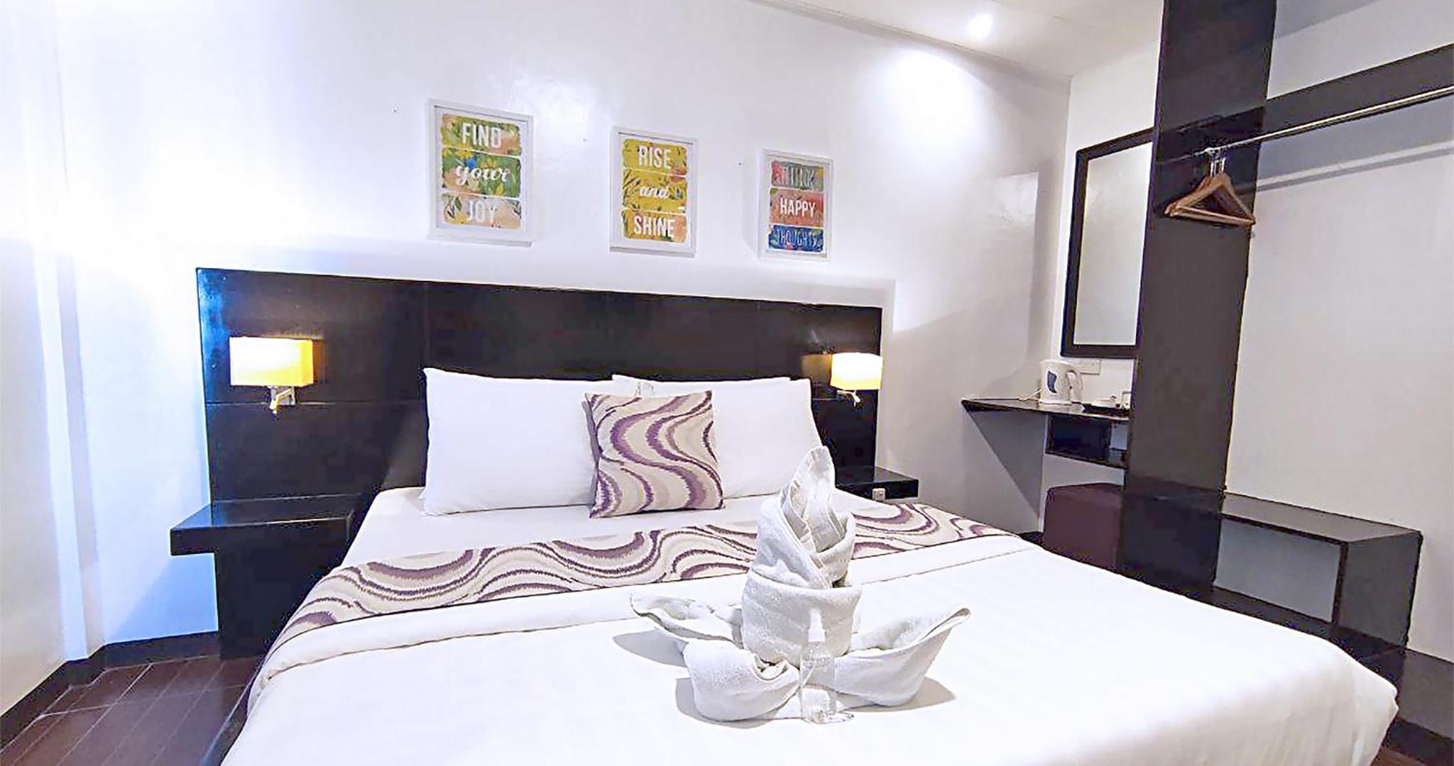 Queen Room with Pool View - Photo 7