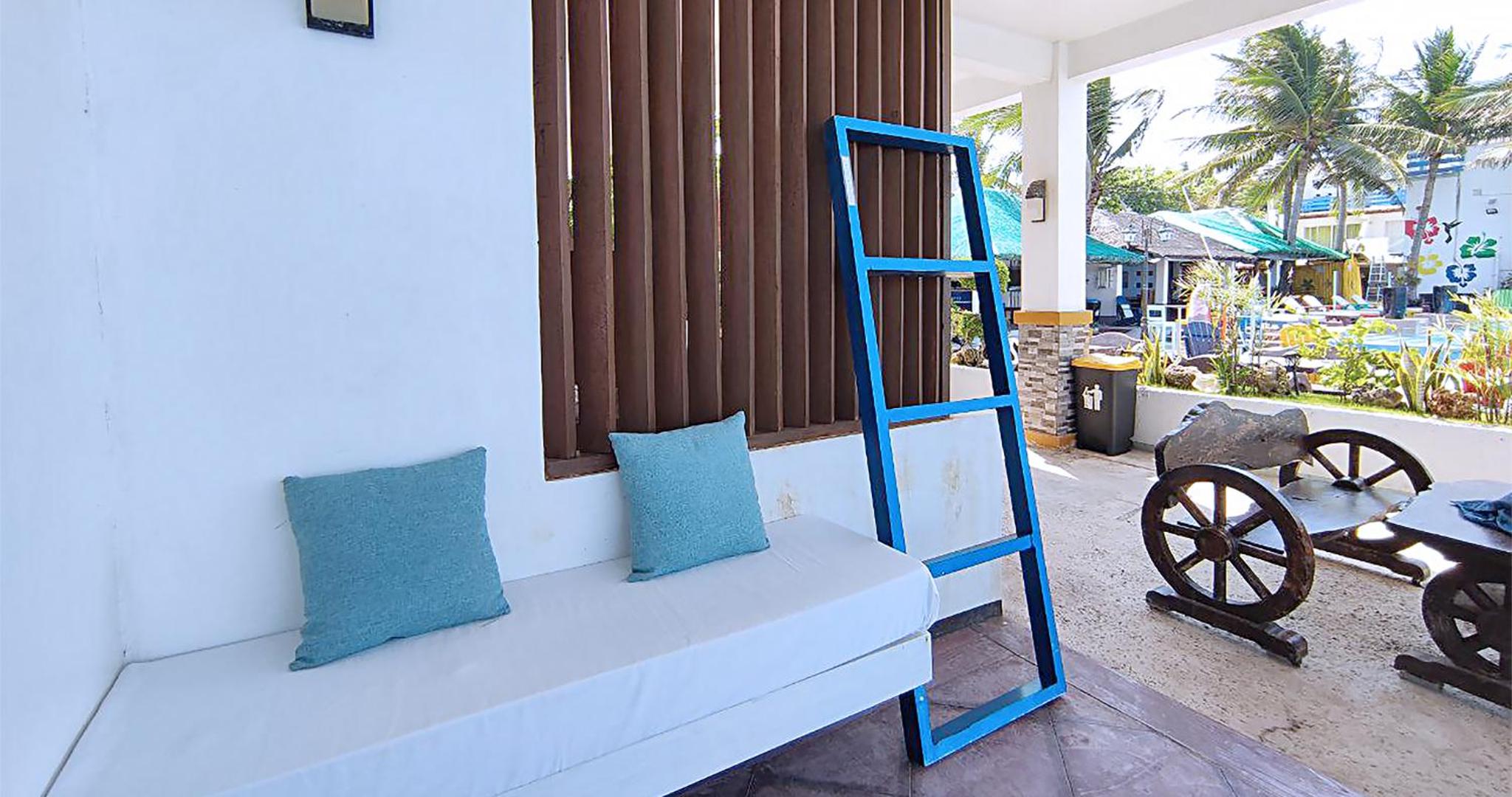 Queen Room with Pool View - Photo 10