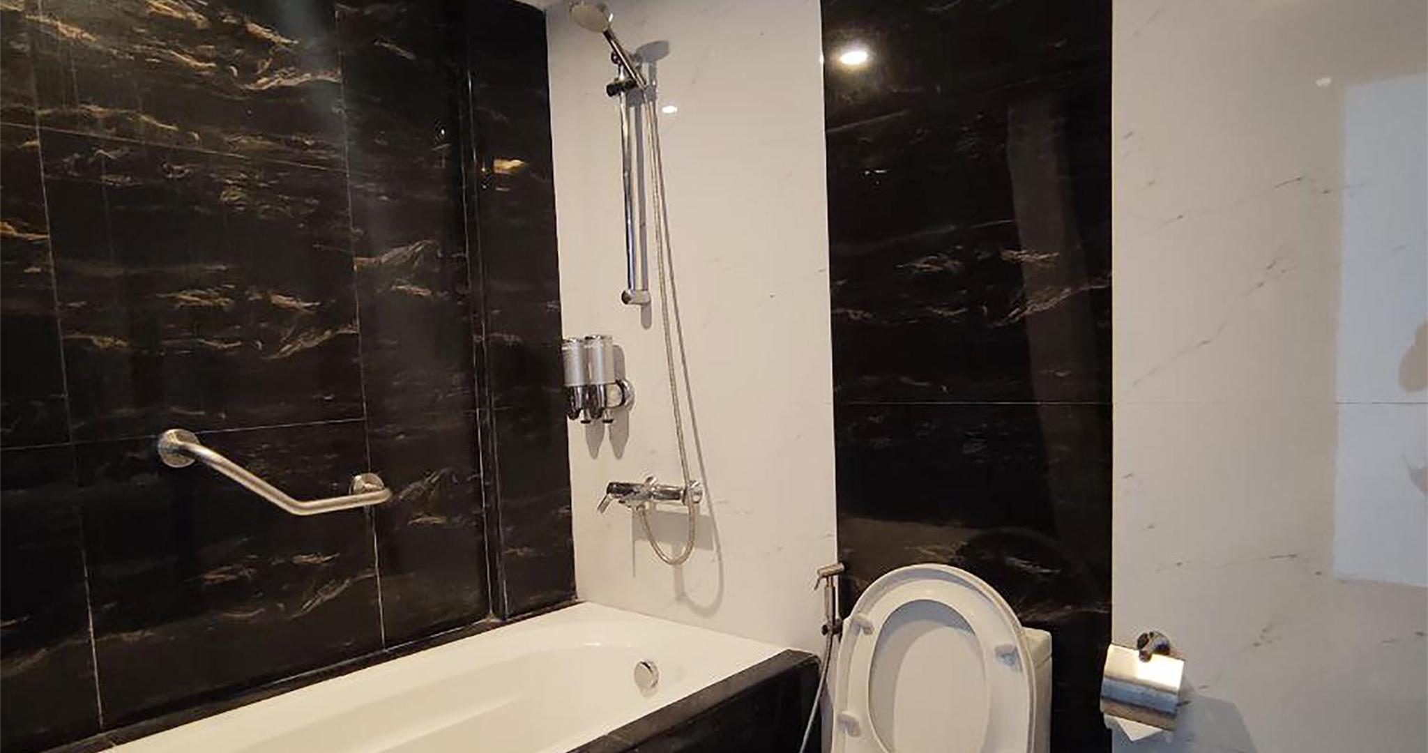 Deluxe Queen Room with Two Queen Beds - Photo 4