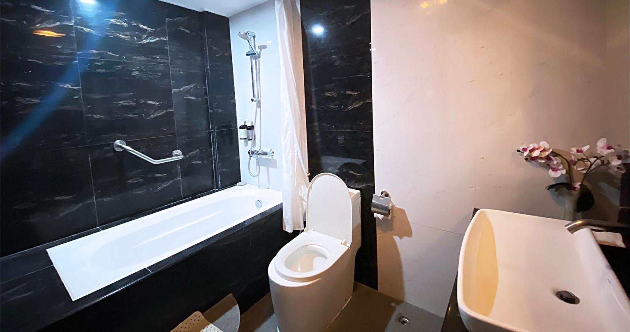 Deluxe Queen Room with Two Queen Beds - Photo 6