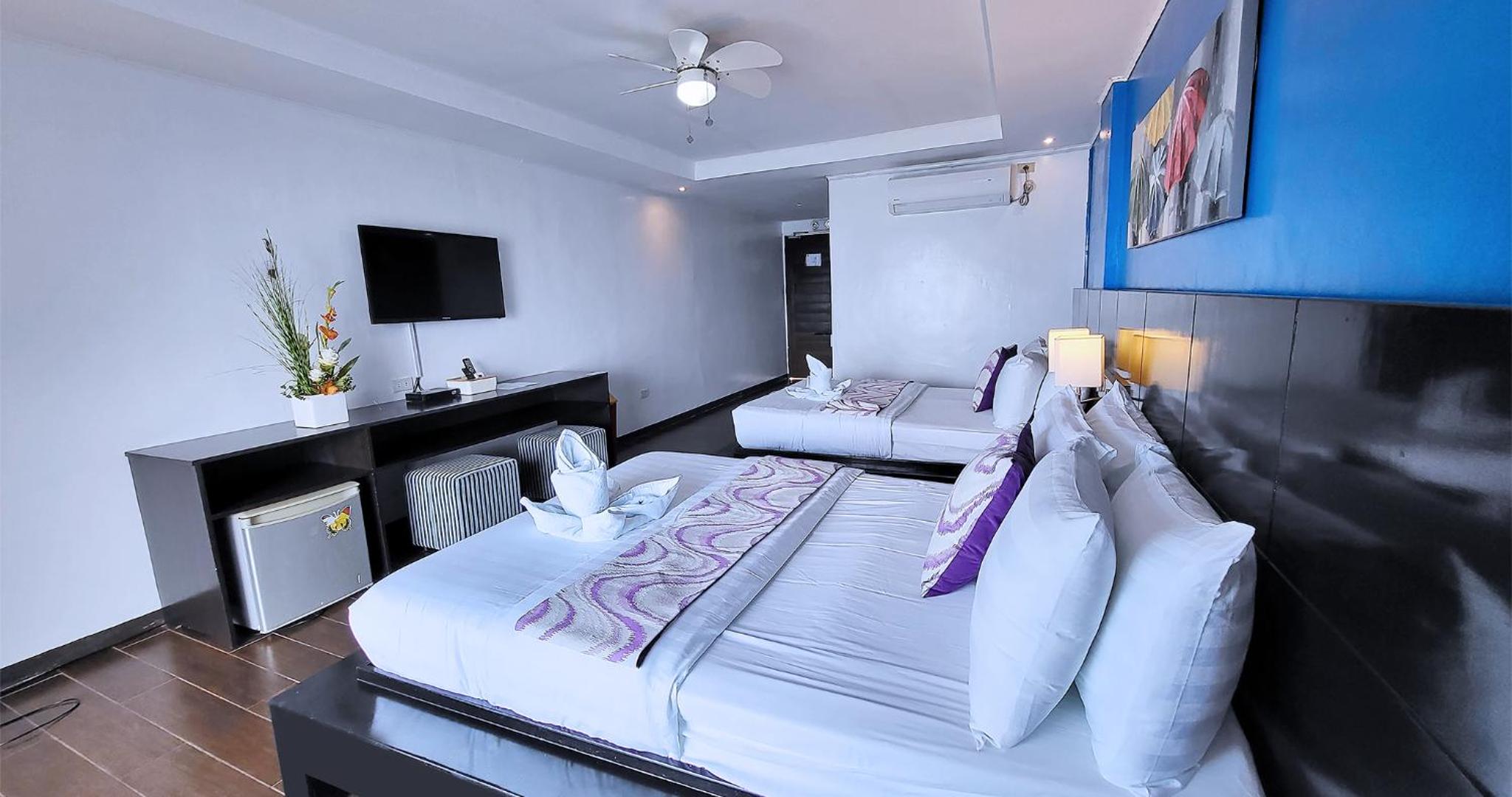 Deluxe Queen Room with Two Queen Beds - Photo 8