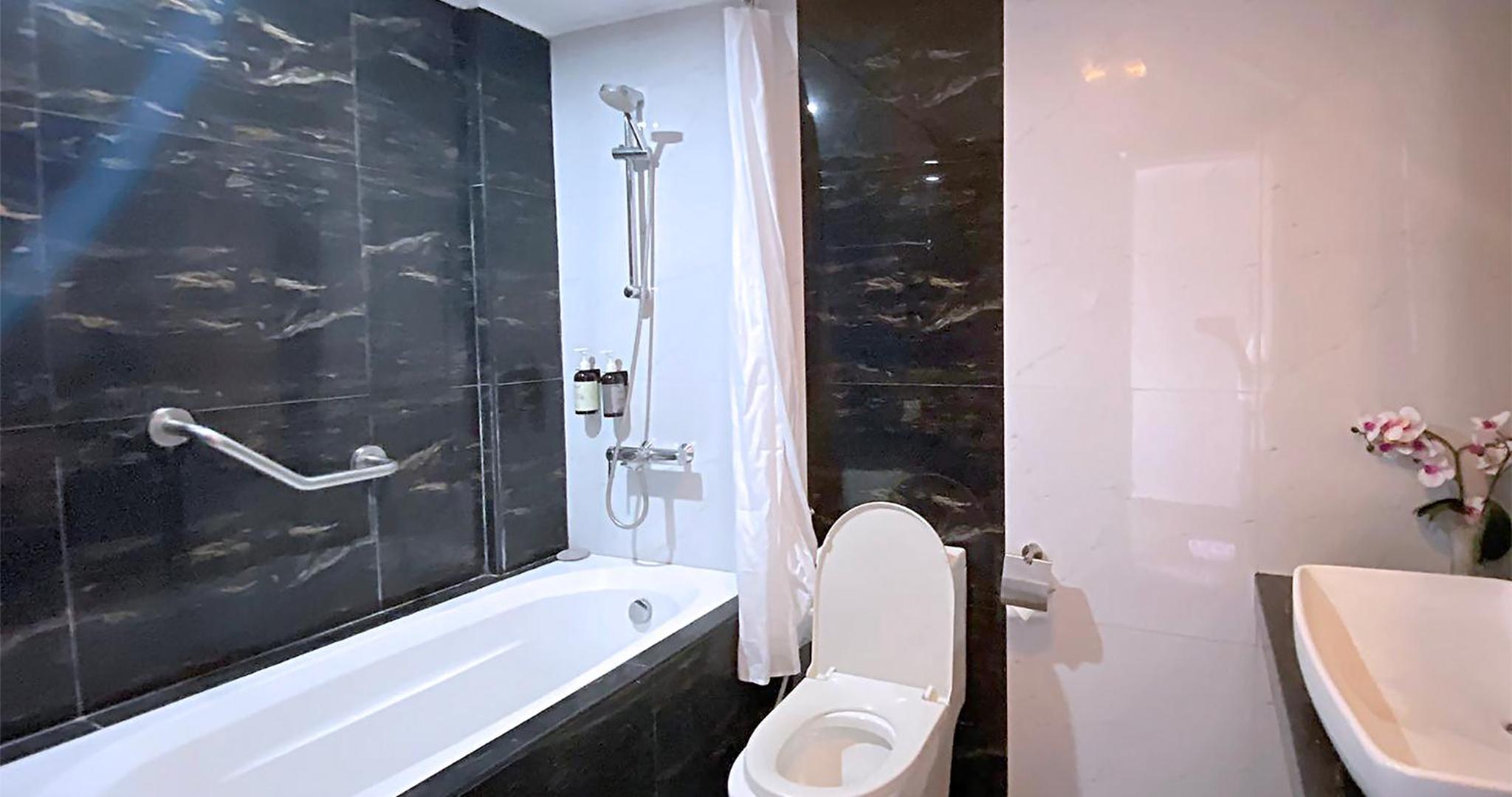 Deluxe Queen Room with Two Queen Beds - Photo 10