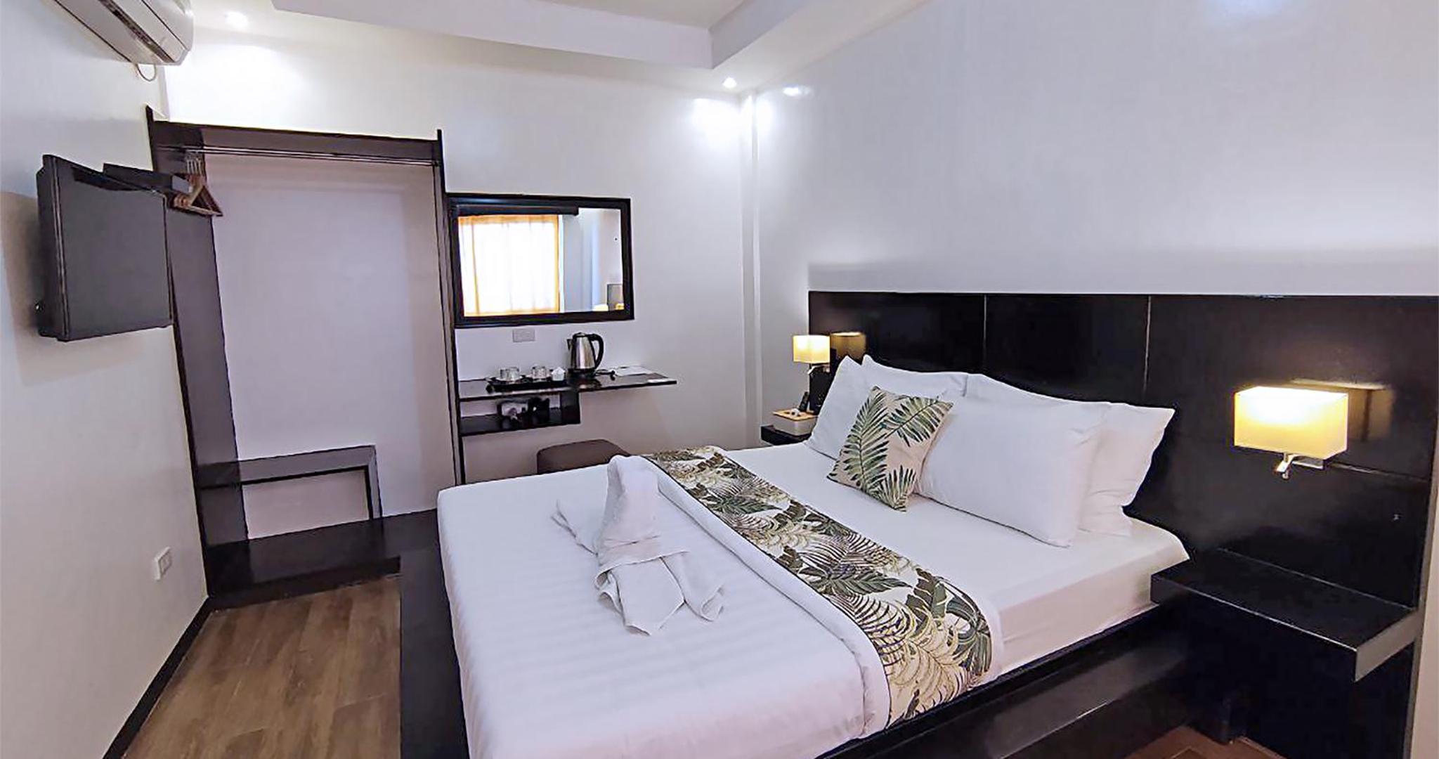 Queen Room with Sea View - Photo 5