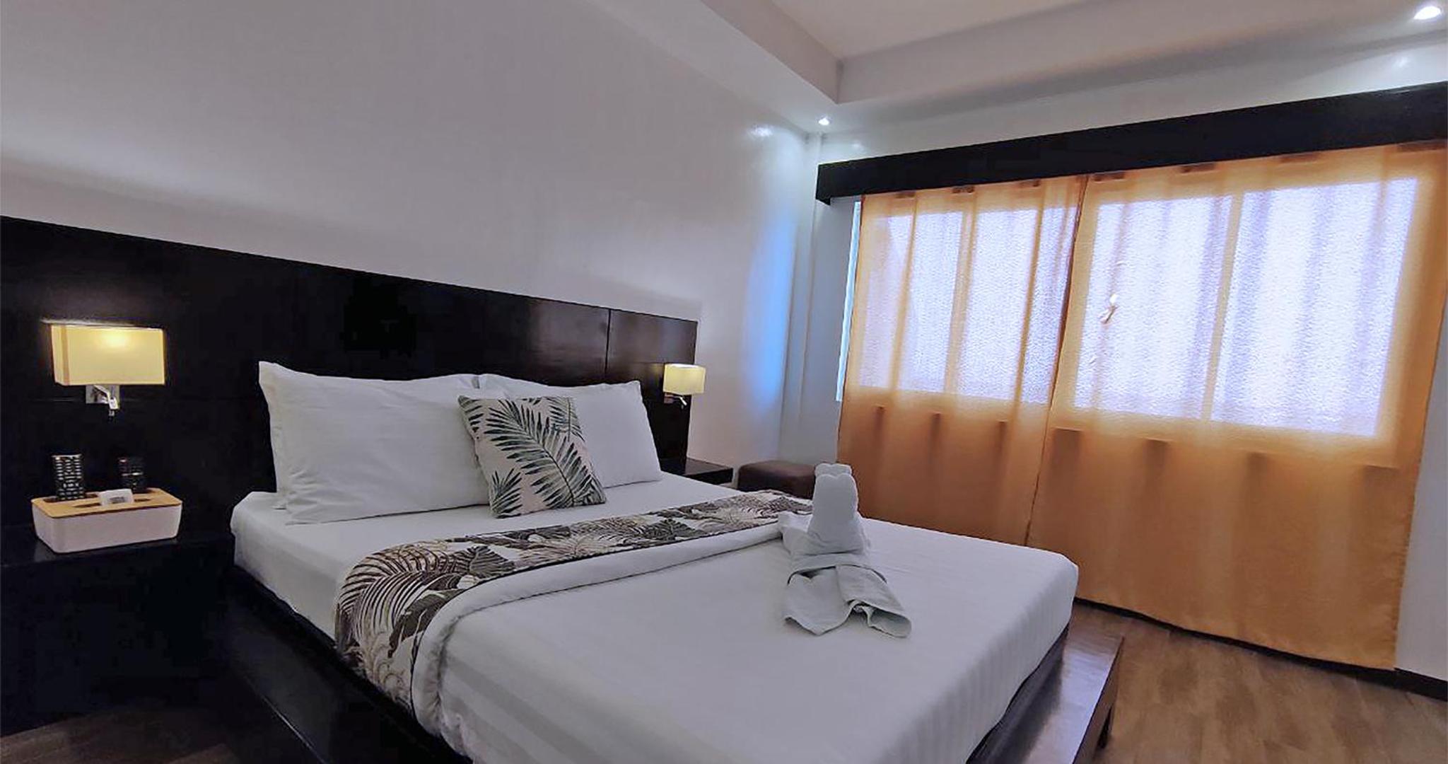 Queen Room with Sea View - Photo 7