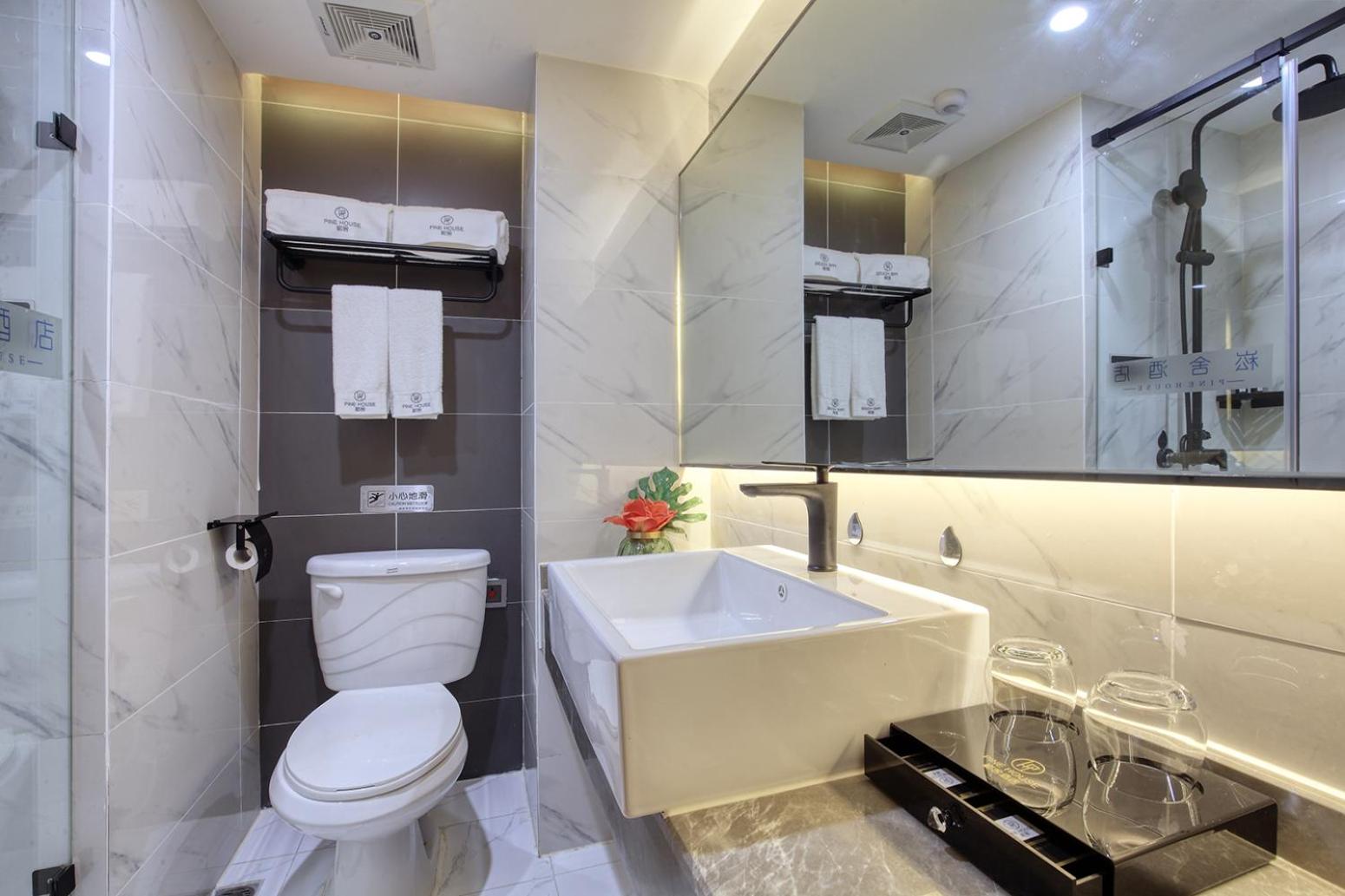 Queen Room With View