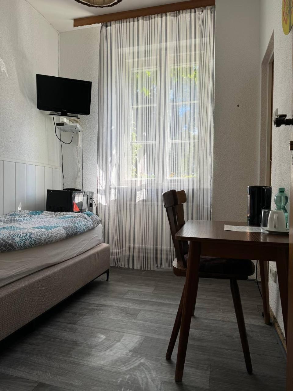 Small Single Room photo 3
