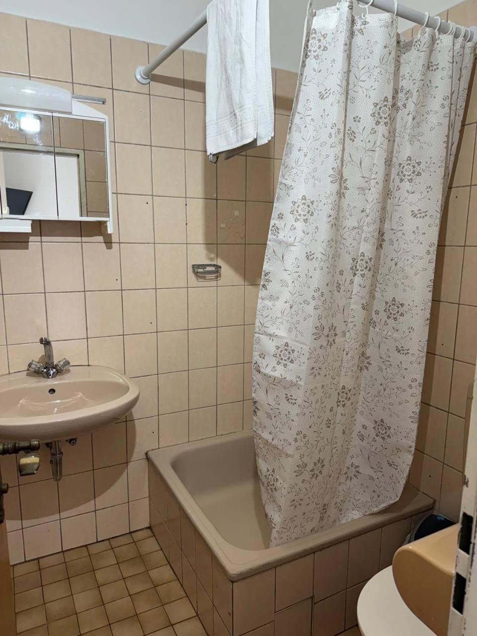 Small Single Room photo 2