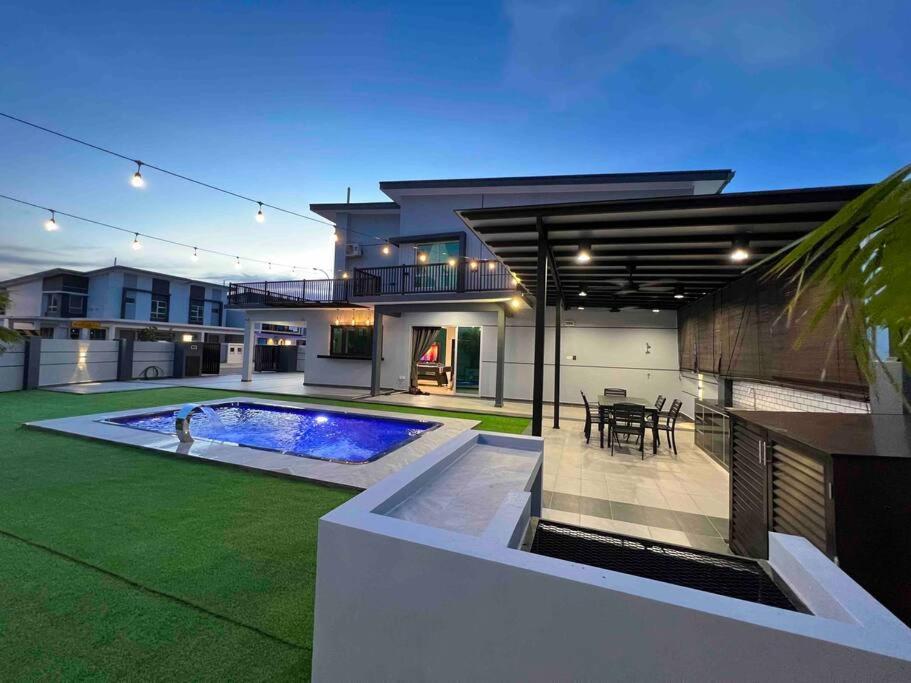 Five-Bedroom House photo 1