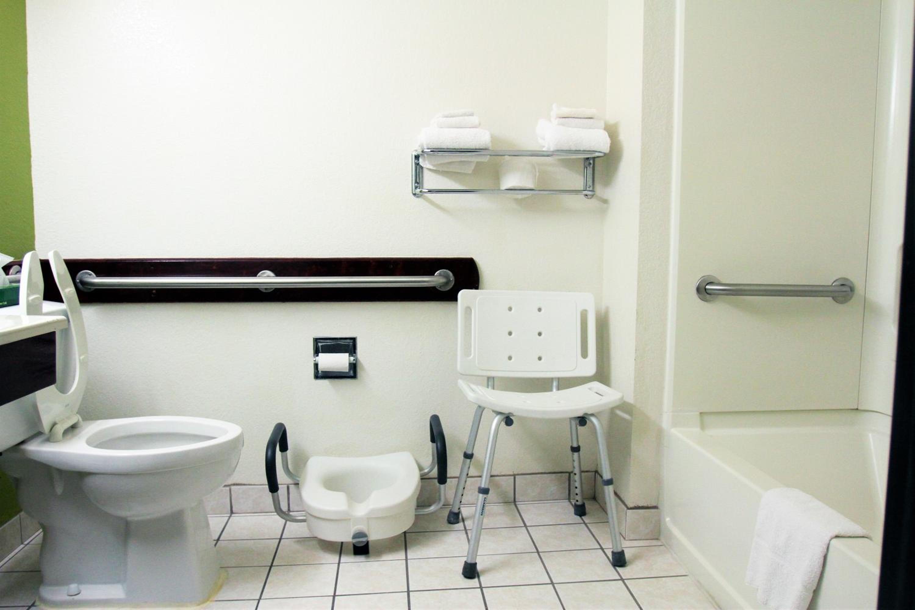 Queen Room - Mobility Access/Non-Smoking - Photo 4