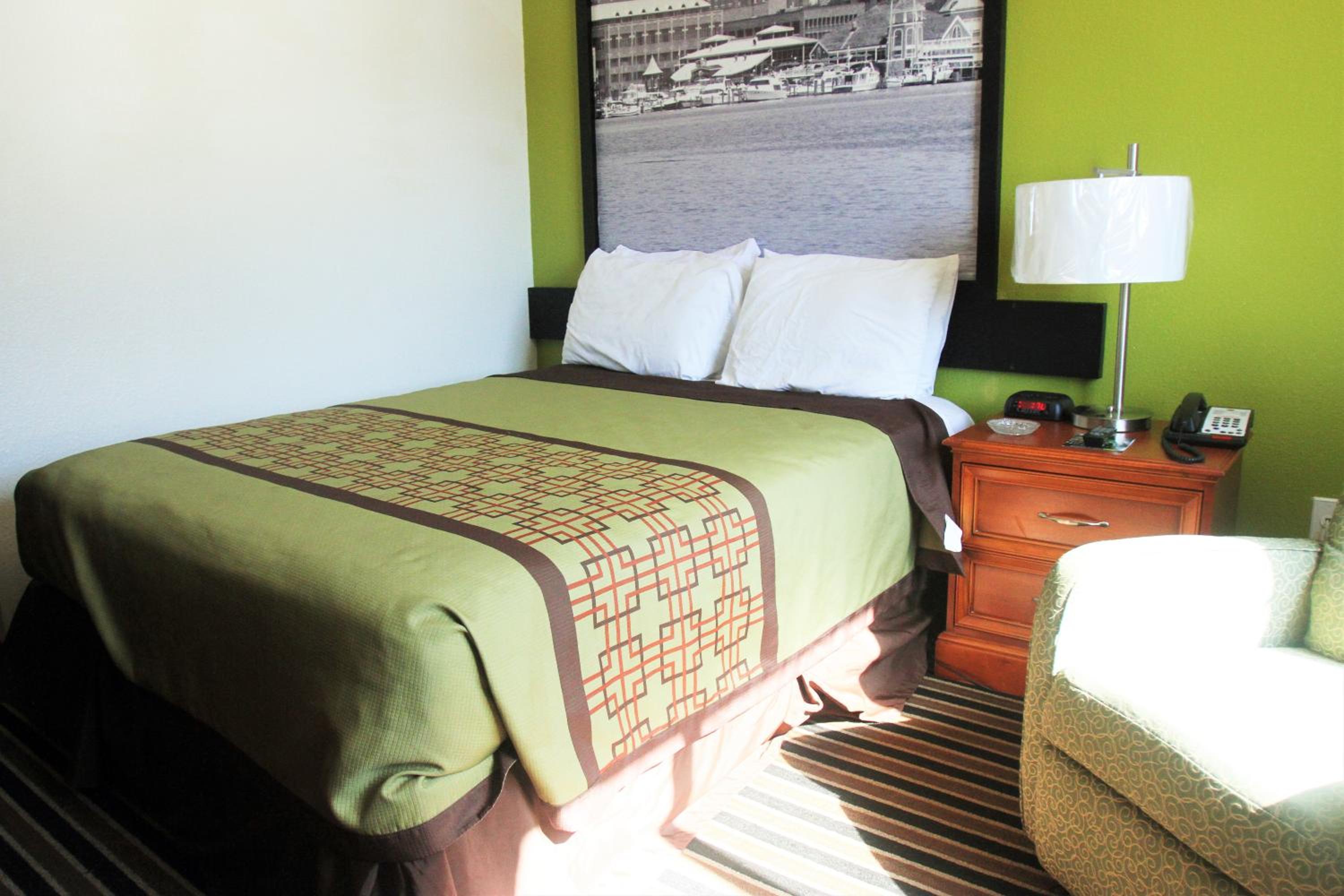 Queen Room - Mobility Access/Non-Smoking - Photo 3