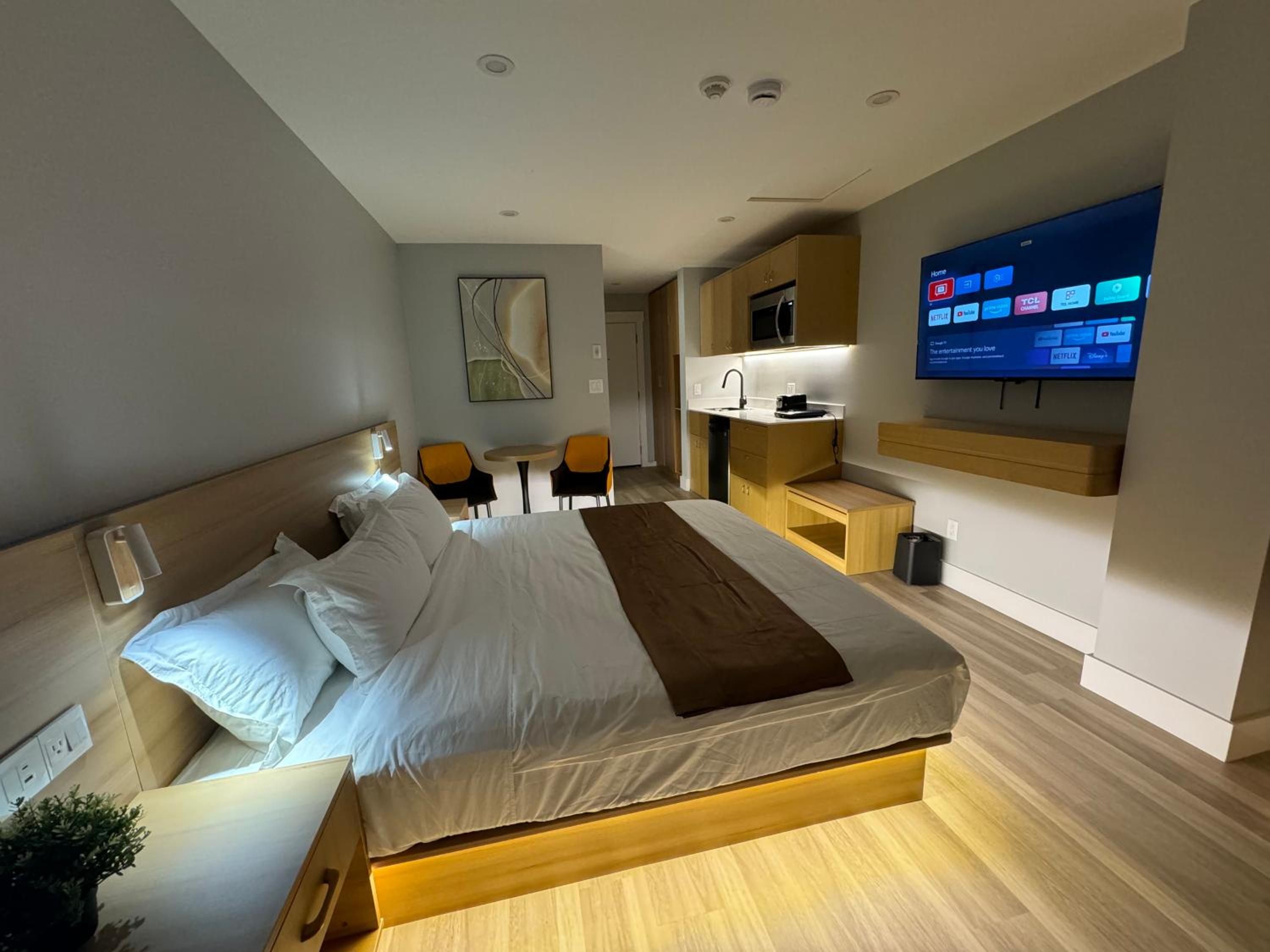Deluxe King Suite photo 1