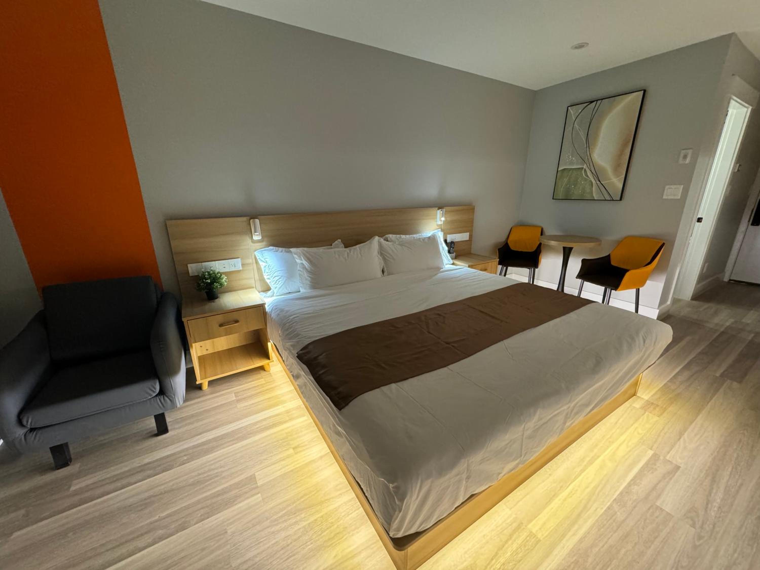 Deluxe King Suite photo 2