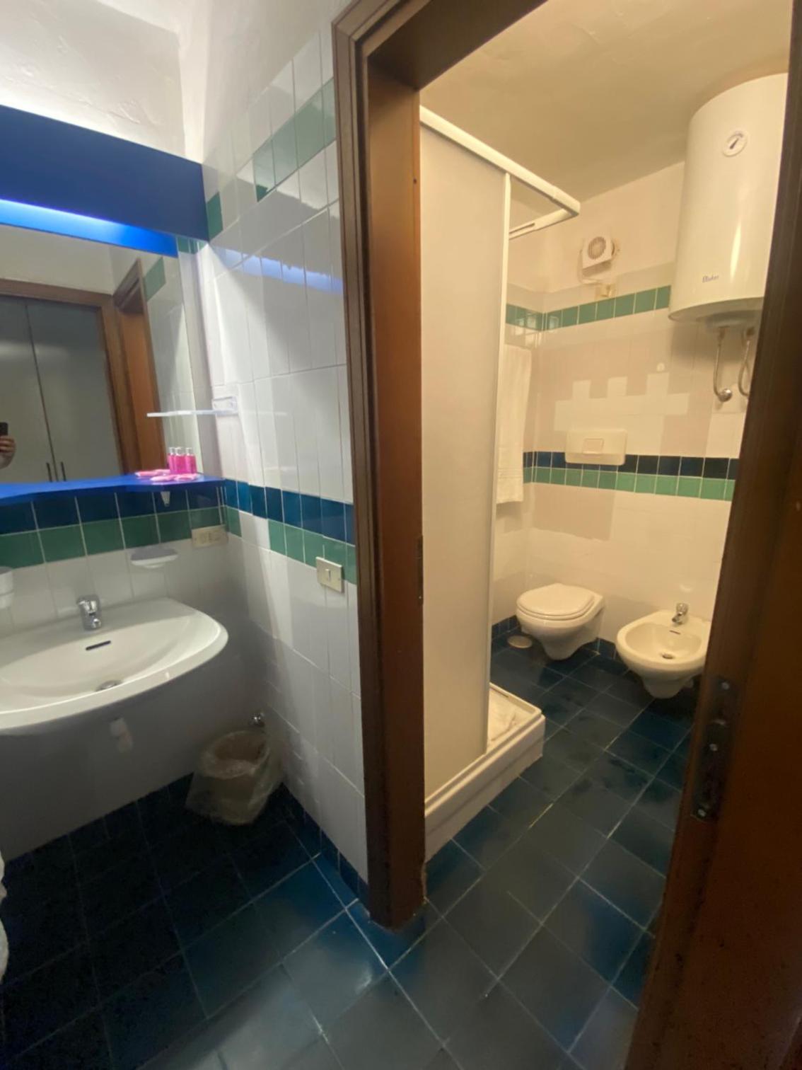 Deluxe Double or Twin Room with Sea View photo 2