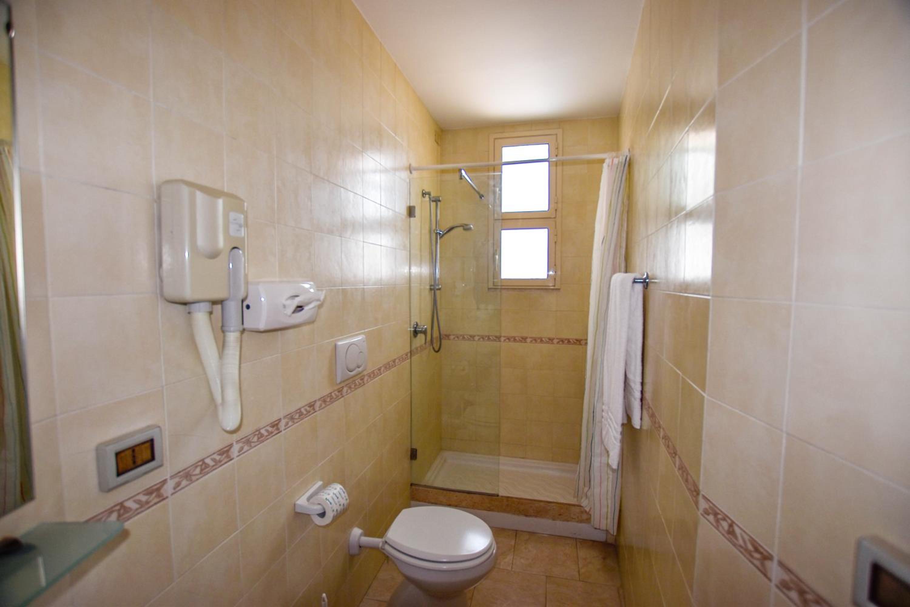 Double/Twin Room with Partial Sea View - Photo 2