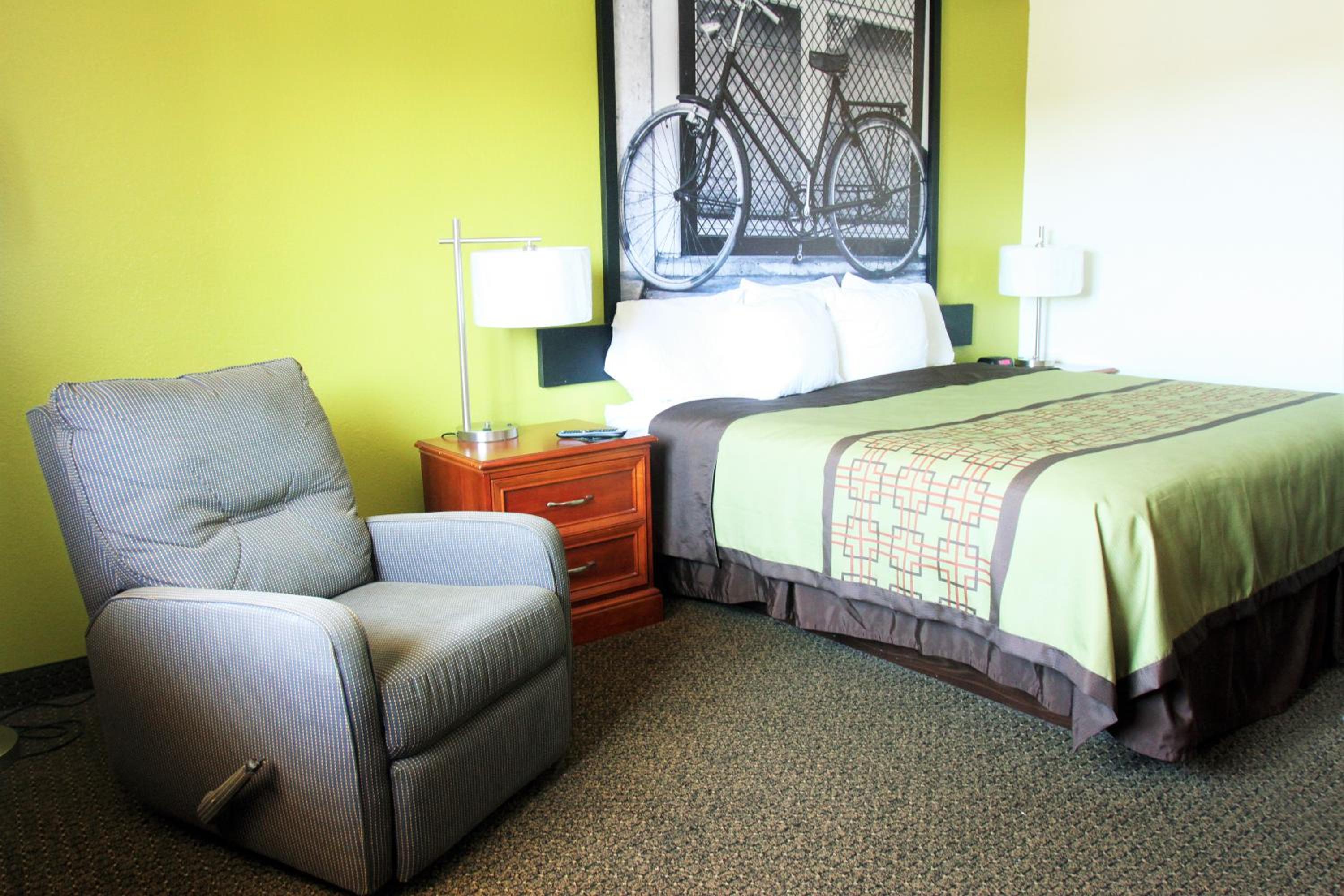 King Room - Non-Smoking - Photo 7