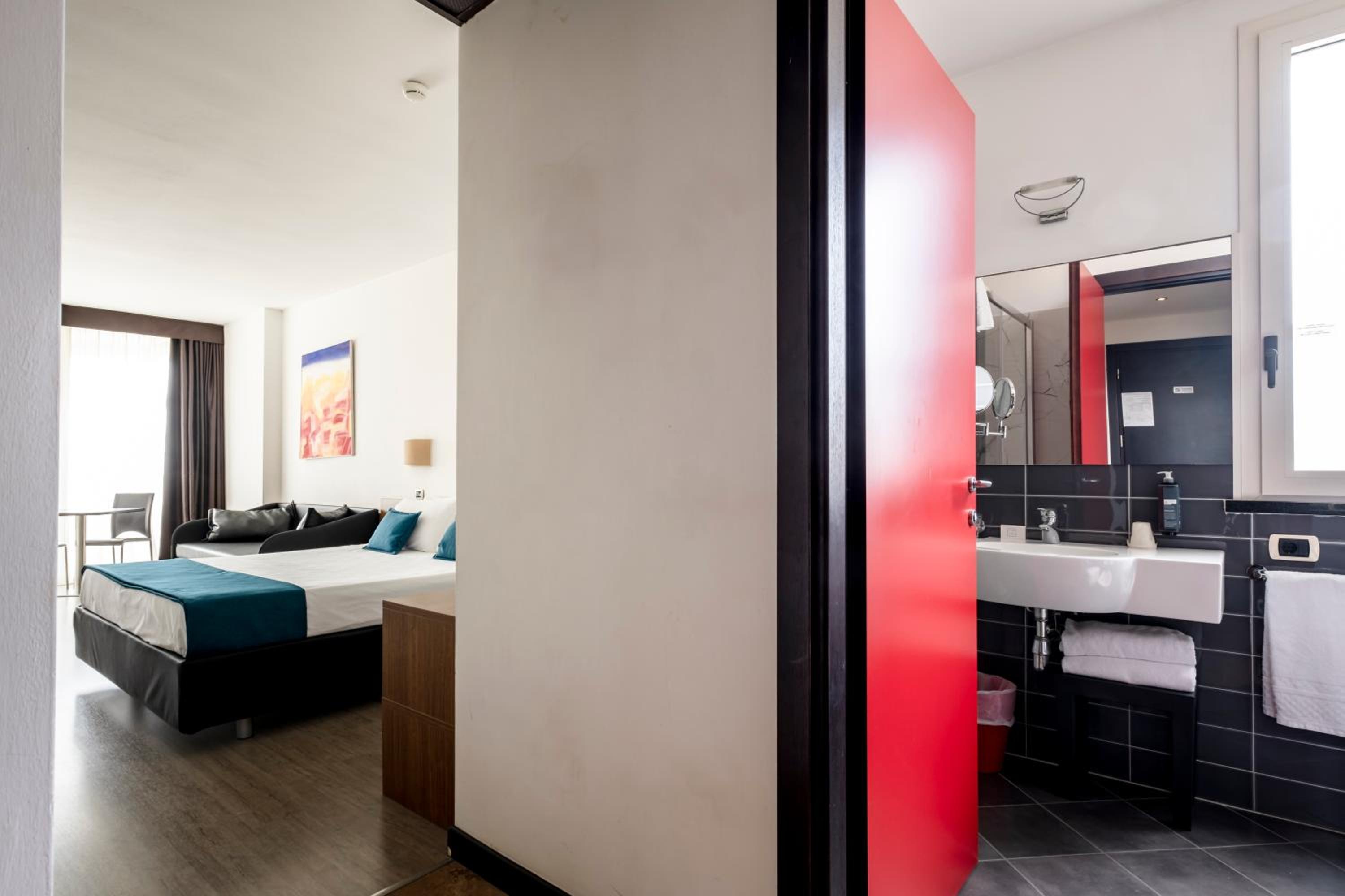 Junior Suite with Balcony - Photo 9