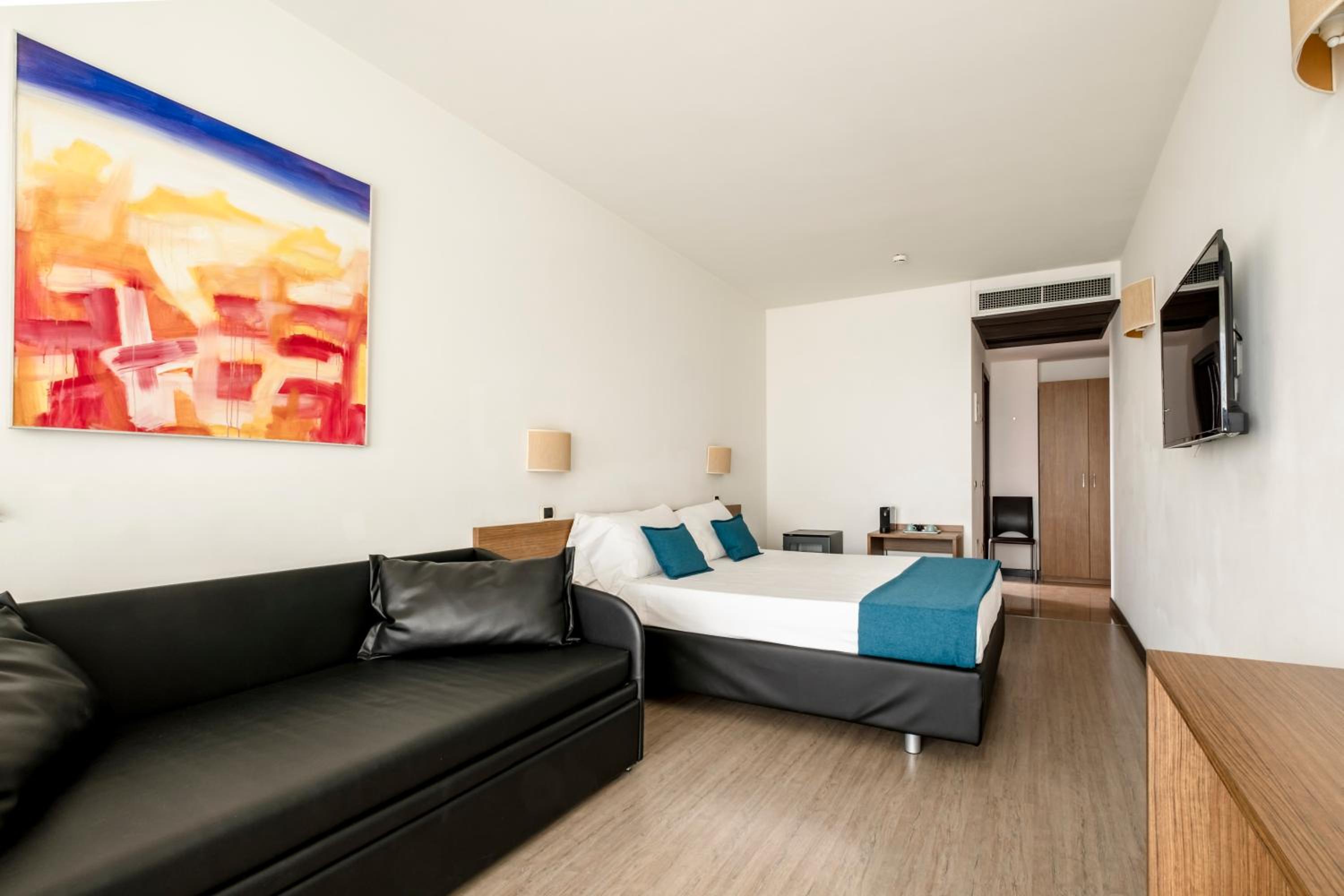 Junior Suite with Balcony - Photo 11