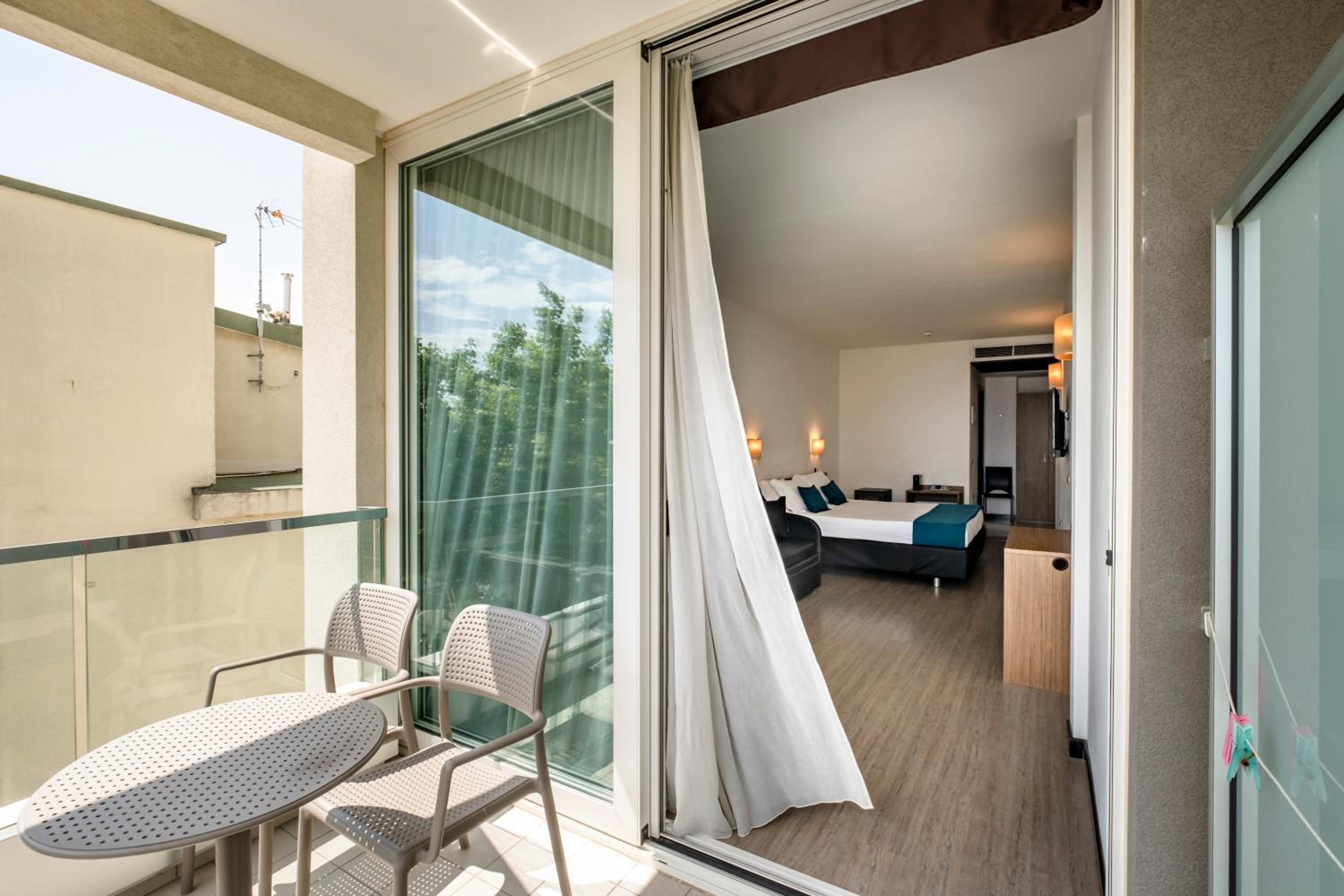 Junior Suite with Balcony - Photo 10