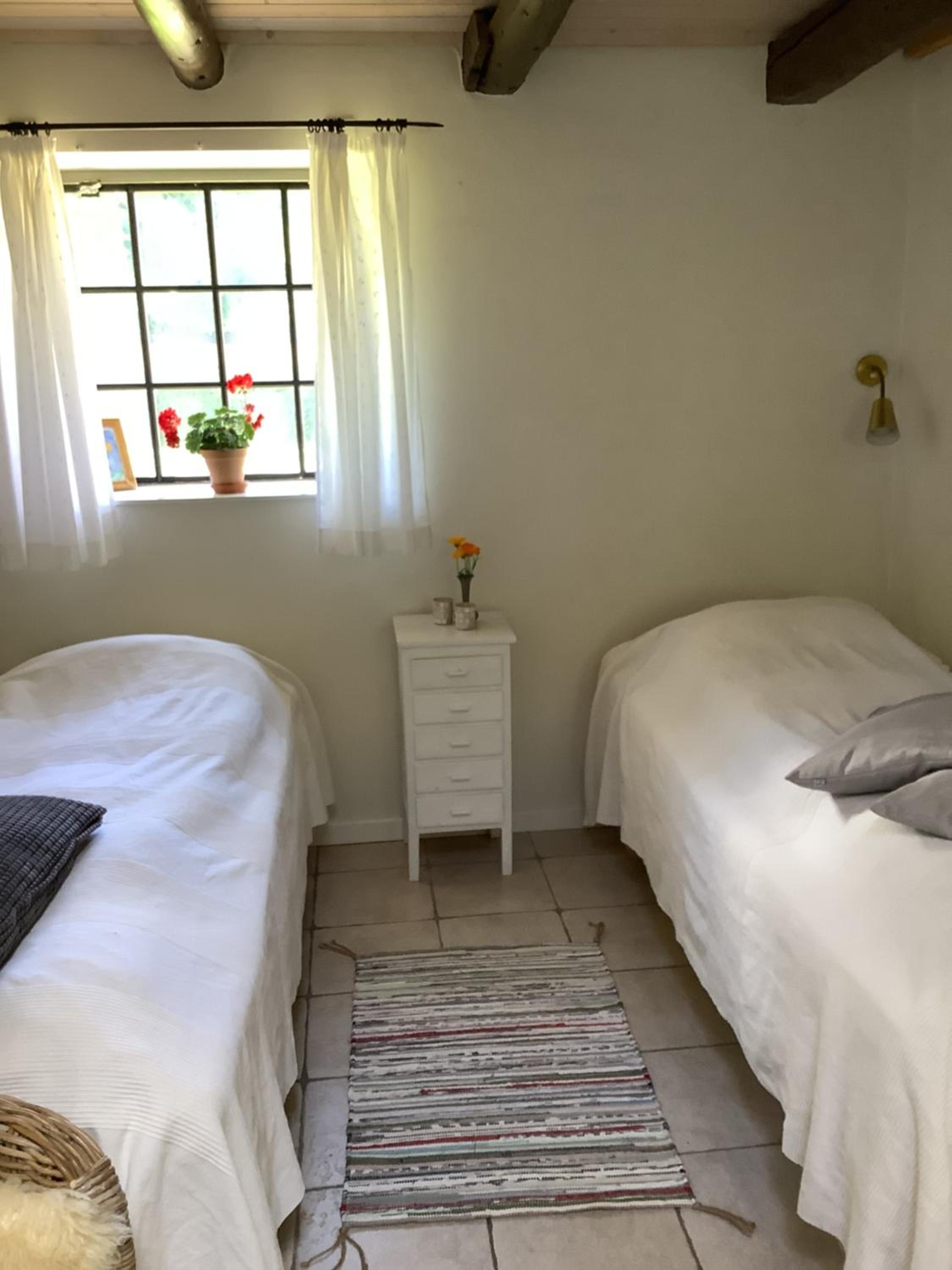 Twin Room with Shared Bathroom photo 3