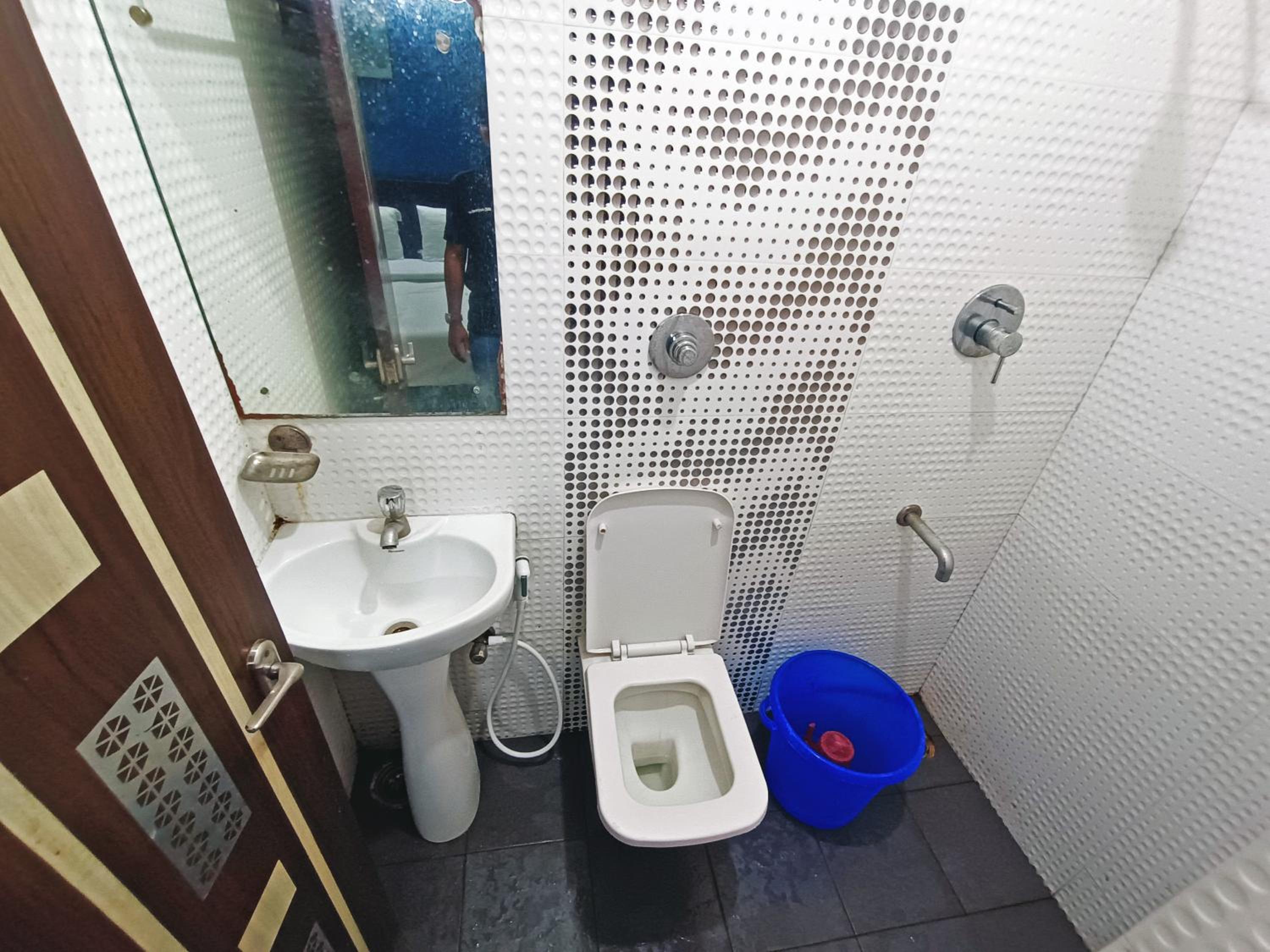 Standard Double Room with Fan - Photo 2